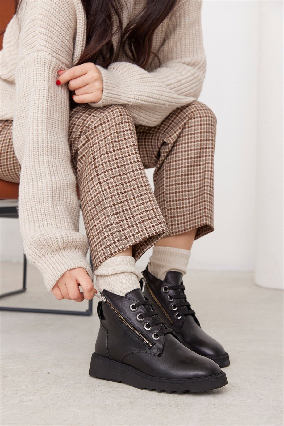 Rosa Siyah Hakiki Deri İçi Kürklü Kadın Bot