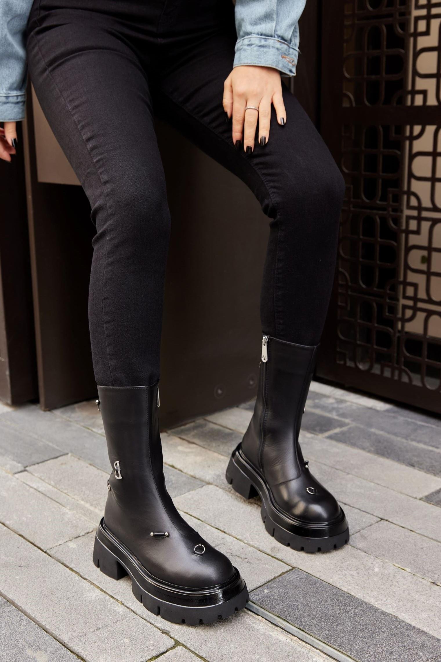 Septum Siyah Hakiki Deri Piercing Detaylı Kalın Tabanlı Bot