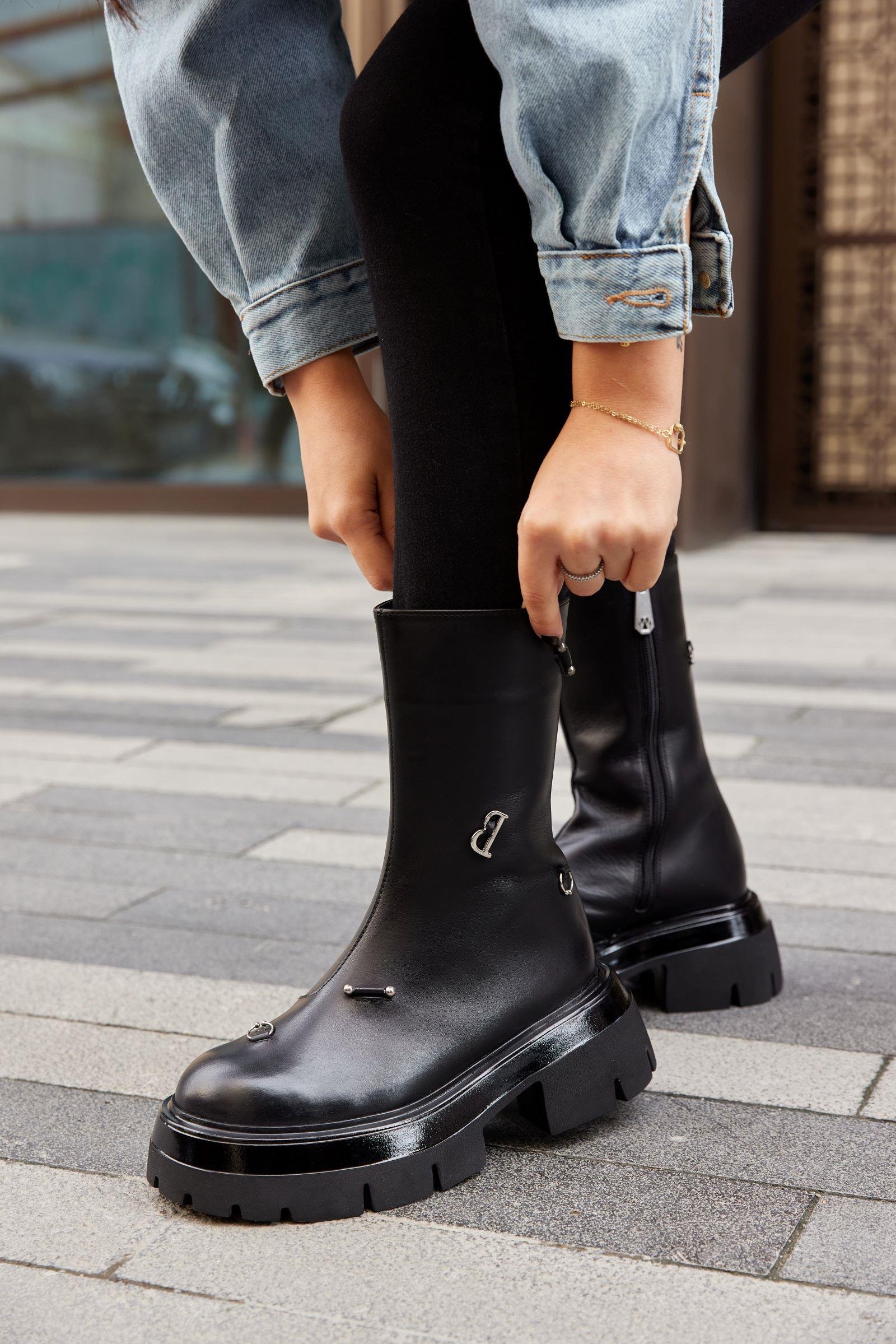 Septum Siyah Hakiki Deri Piercing Detaylı Kalın Tabanlı Bot