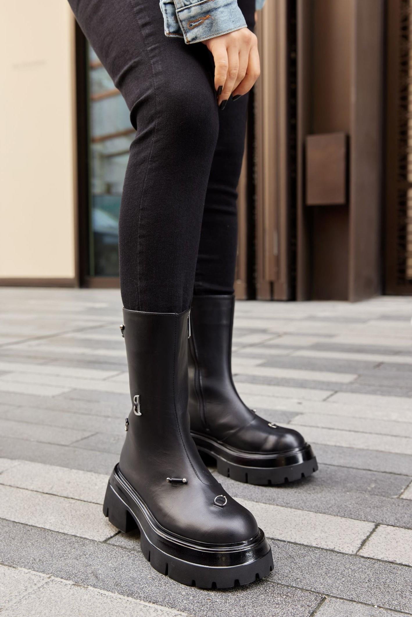 Septum Siyah Hakiki Deri Piercing Detaylı Kalın Tabanlı Bot