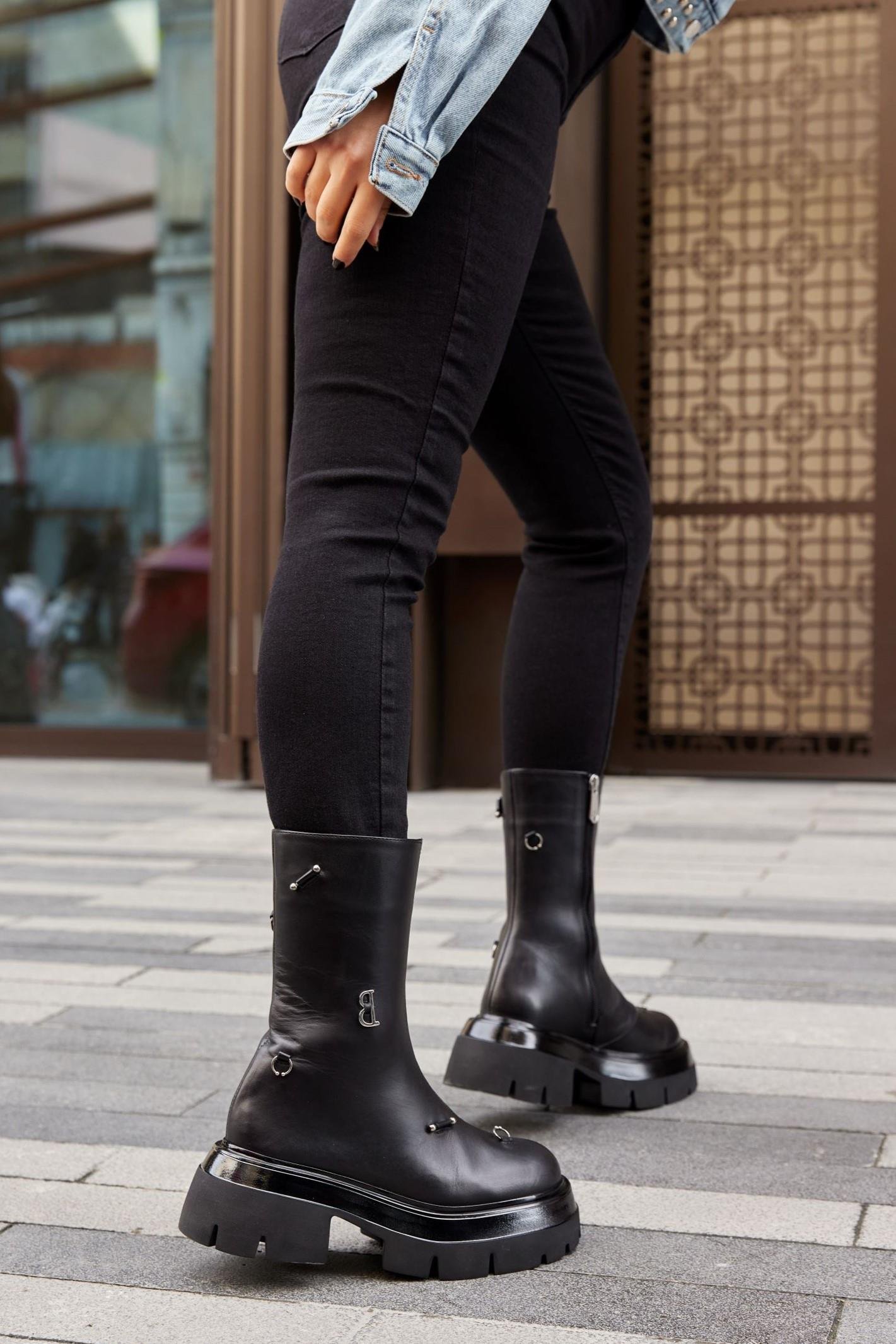 Septum Siyah Hakiki Deri Piercing Detaylı Kalın Tabanlı Bot