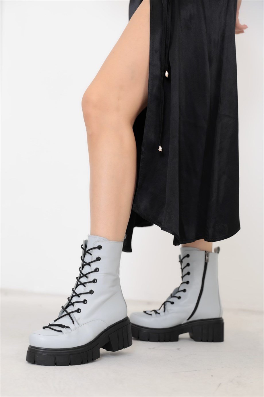 Silva Gri Deri Kalın Tabanlı Kadın Bot