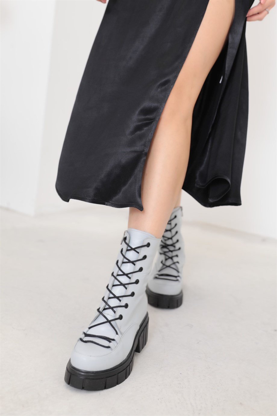 Silva Gri Deri Kalın Tabanlı Kadın Bot