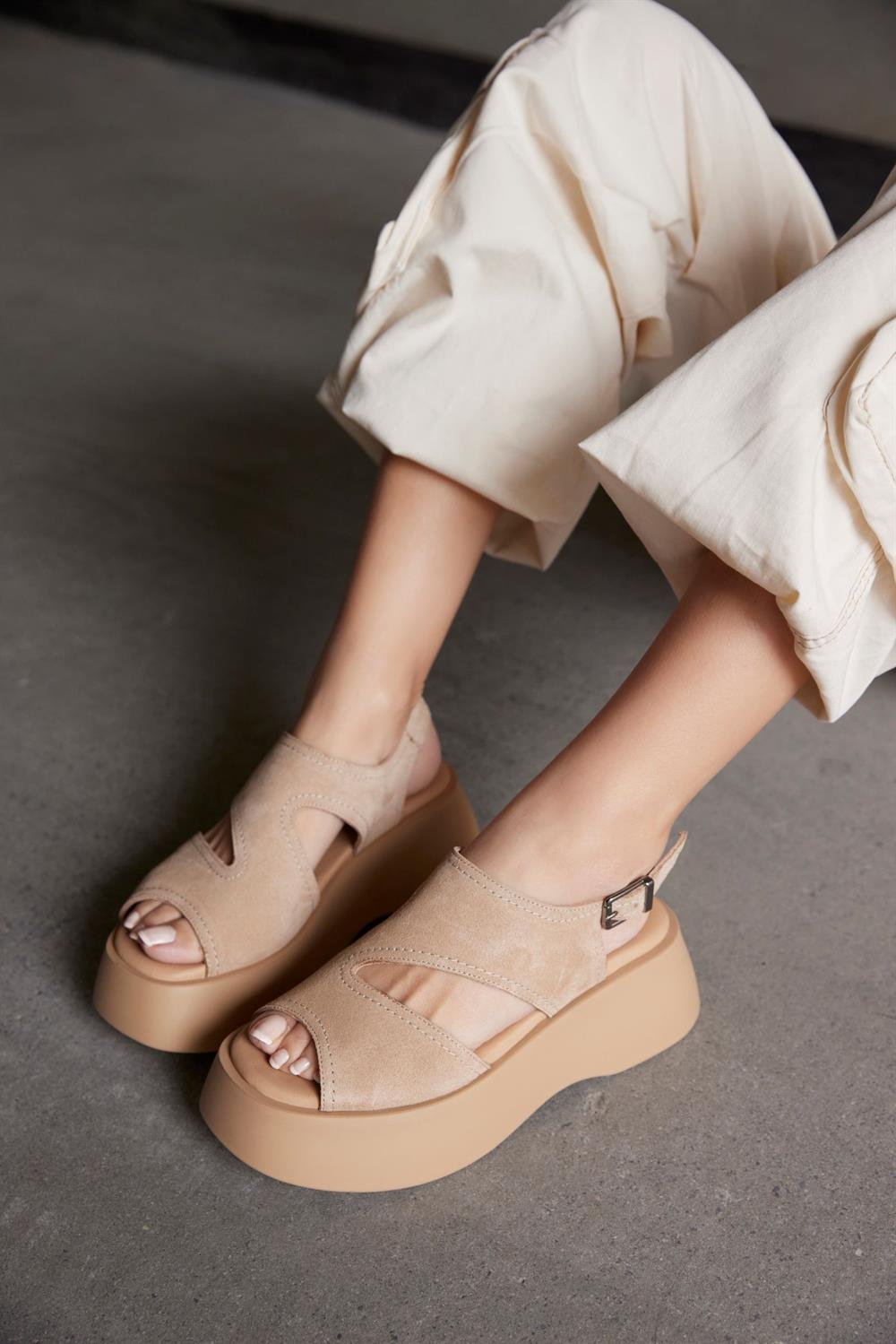 Simba Bisküvi Süet Kalın Tabanlı Kadın Sandalet