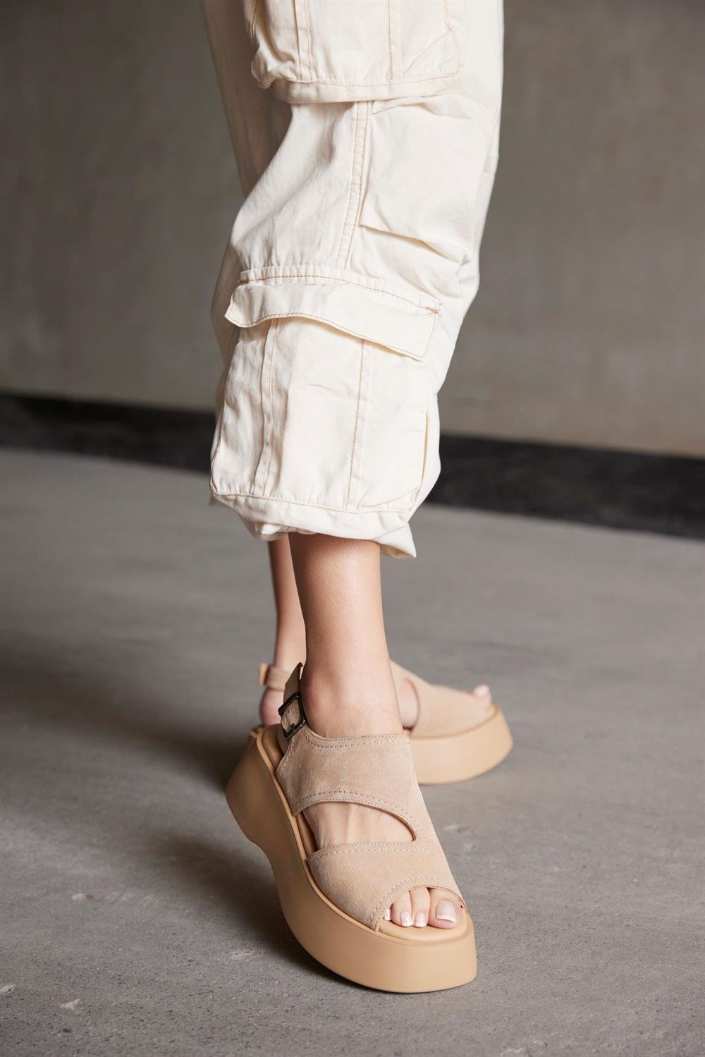 Simba Bisküvi Süet Kalın Tabanlı Kadın Sandalet