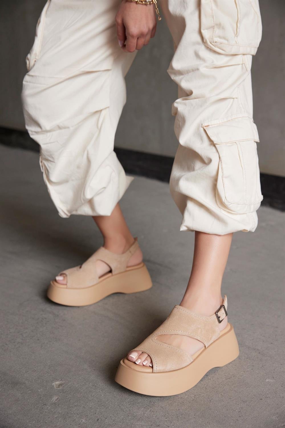 Simba Bisküvi Süet Kalın Tabanlı Kadın Sandalet