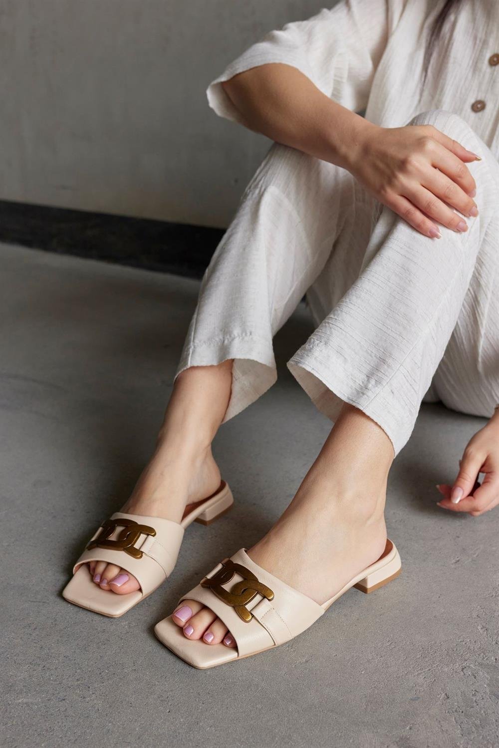 Yalena Bej Hakiki Deri Kısa Topuklu Kadın Terlik