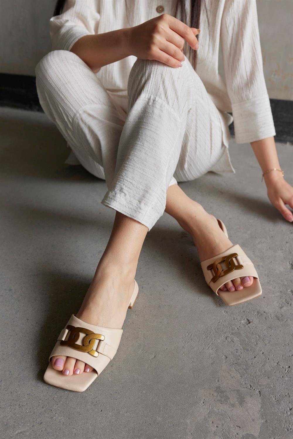 Yalena Bej Hakiki Deri Kısa Topuklu Kadın Terlik