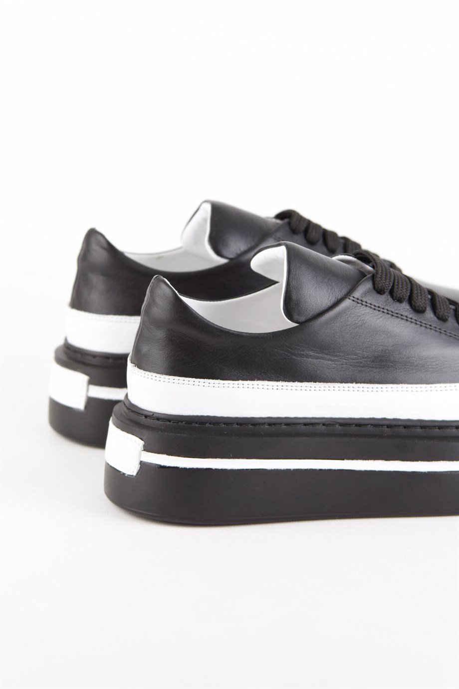 Yorgi Siyah Beyaz Kombinasyonlu Hakiki Deri Bağcıklı Kadın Sneaker