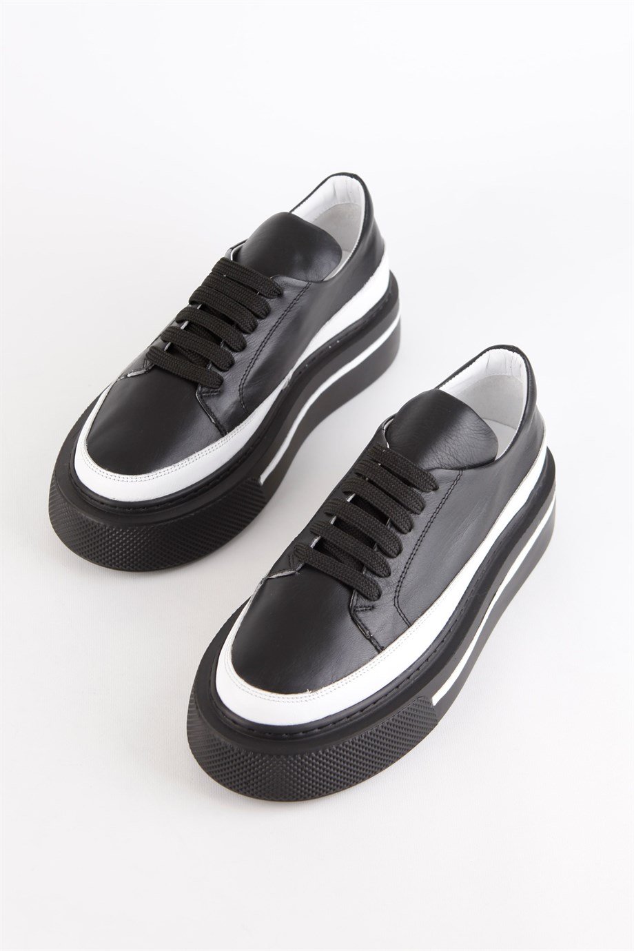 Yorgi Siyah Beyaz Kombinasyonlu Hakiki Deri Bağcıklı Kadın Sneaker
