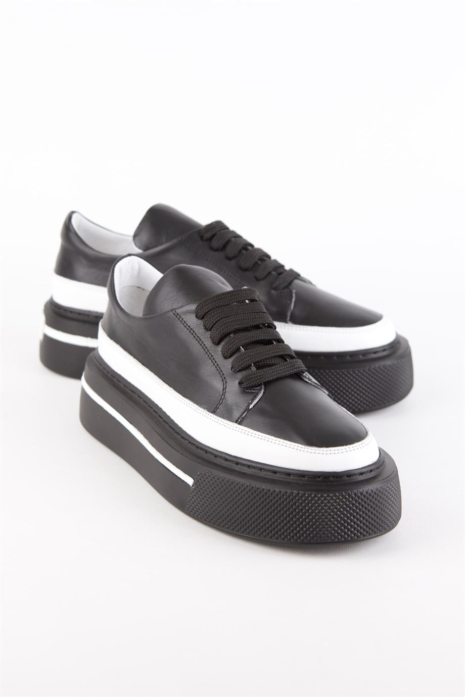 Yorgi Siyah Beyaz Kombinasyonlu Hakiki Deri Bağcıklı Kadın Sneaker