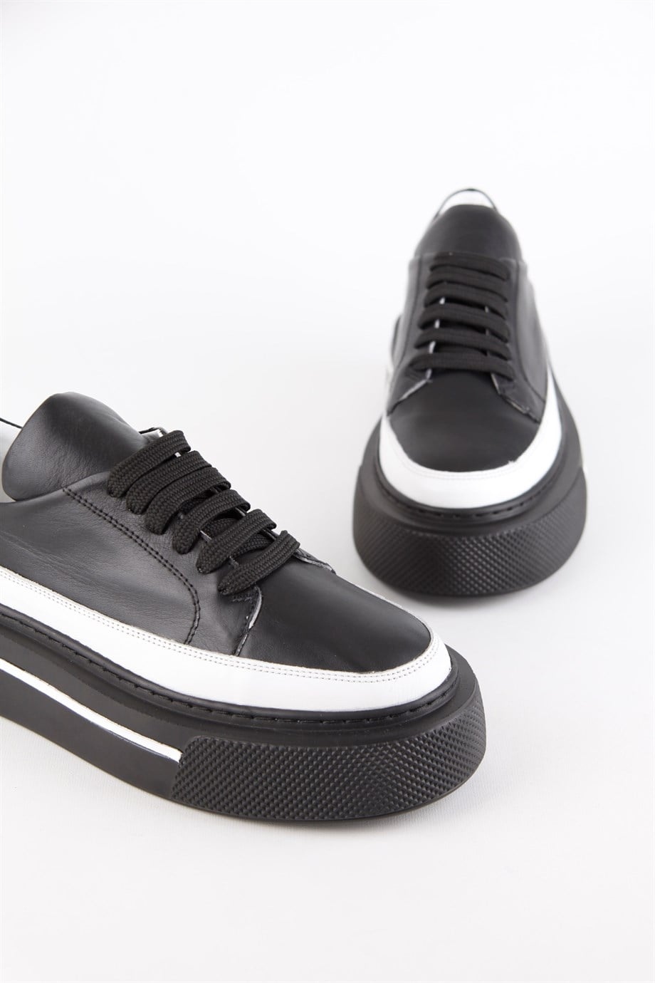 Yorgi Siyah Beyaz Kombinasyonlu Hakiki Deri Bağcıklı Kadın Sneaker