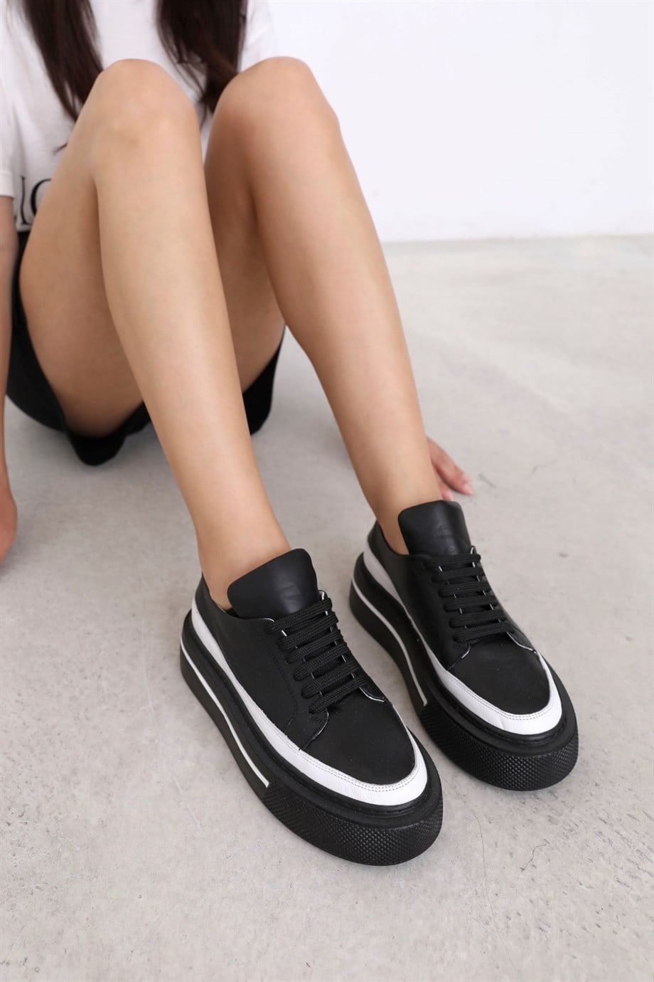 Yorgi Siyah/Beyaz Hakiki Deri Bağcıklı Kadın Sneaker