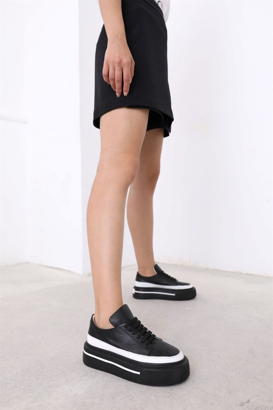 Yorgi Siyah/Beyaz Hakiki Deri Bağcıklı Kadın Sneaker