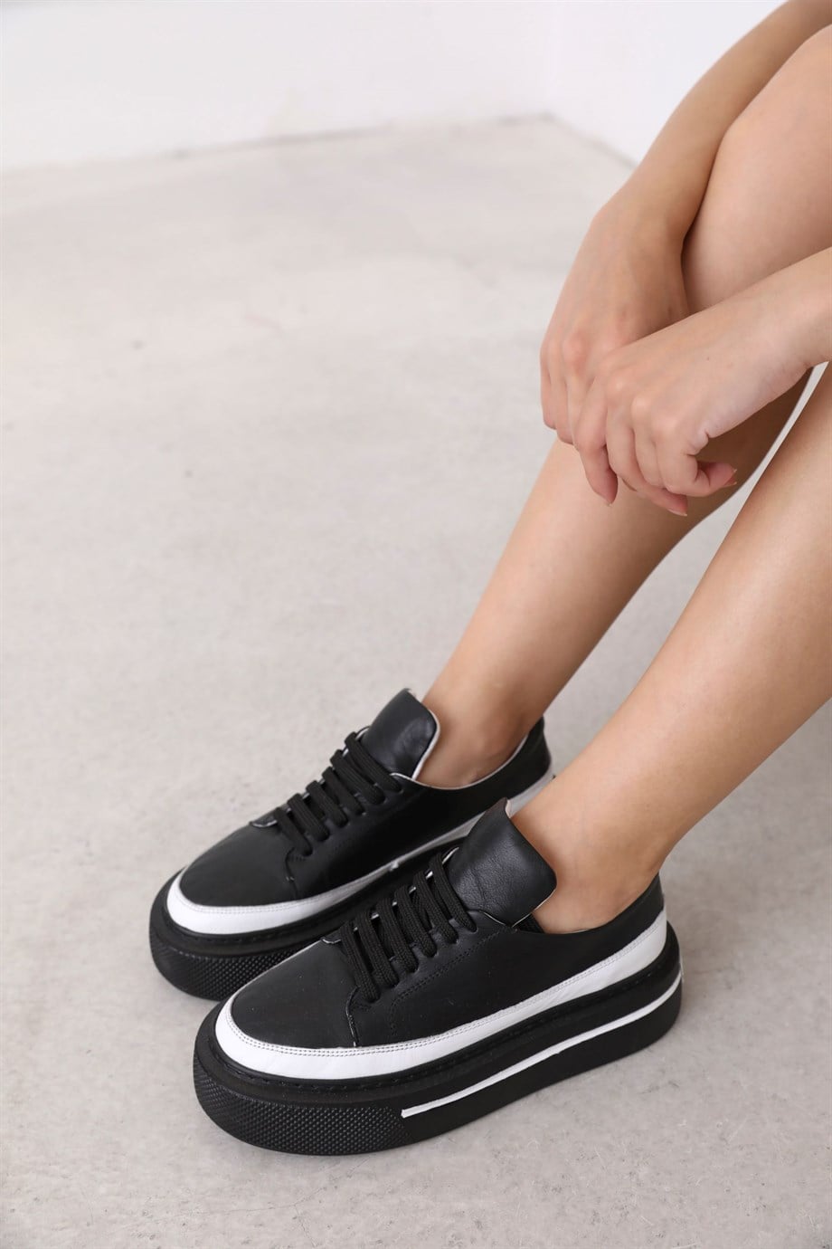 Yorgi Siyah/Beyaz Hakiki Deri Bağcıklı Kadın Sneaker