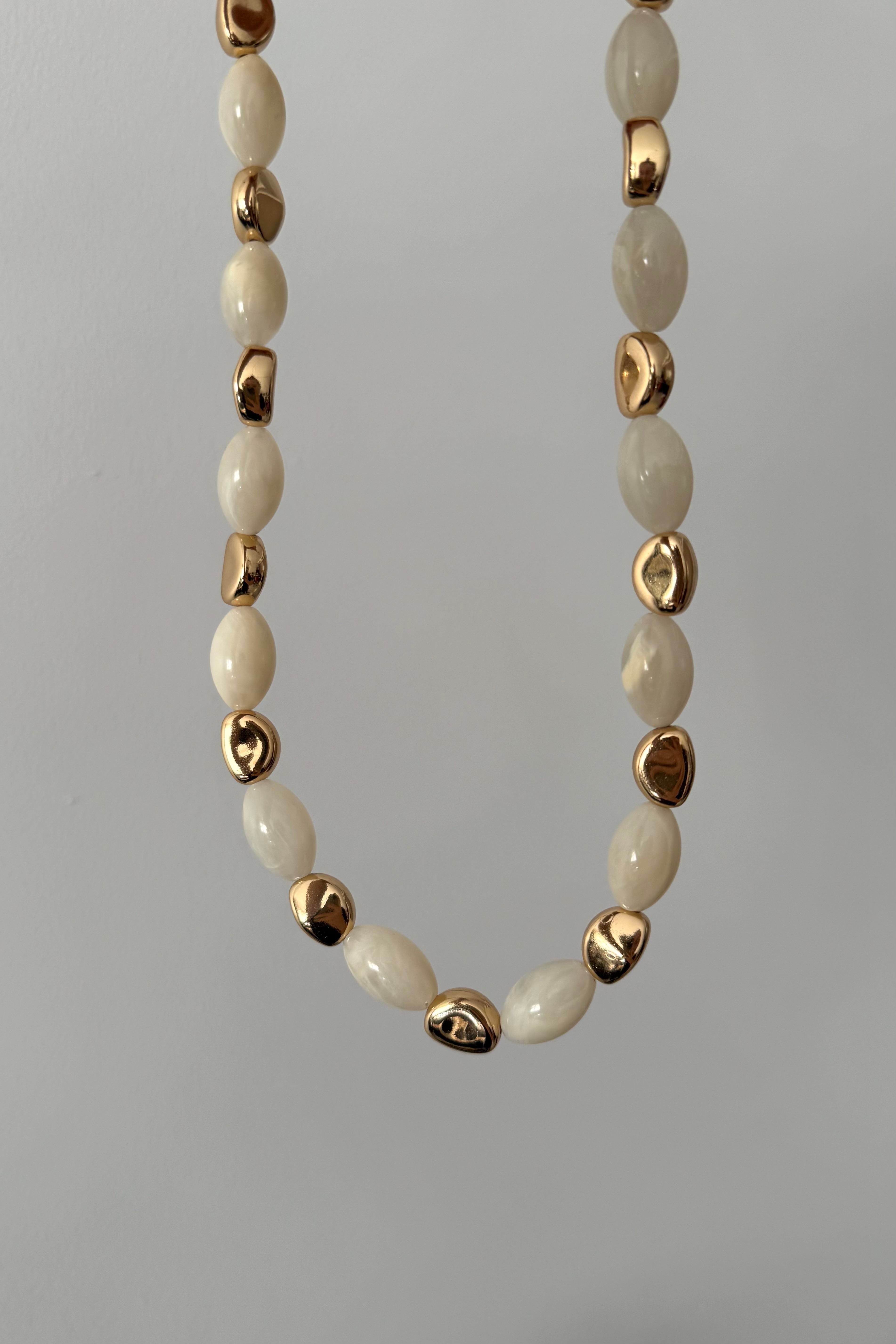Dora White Kolye