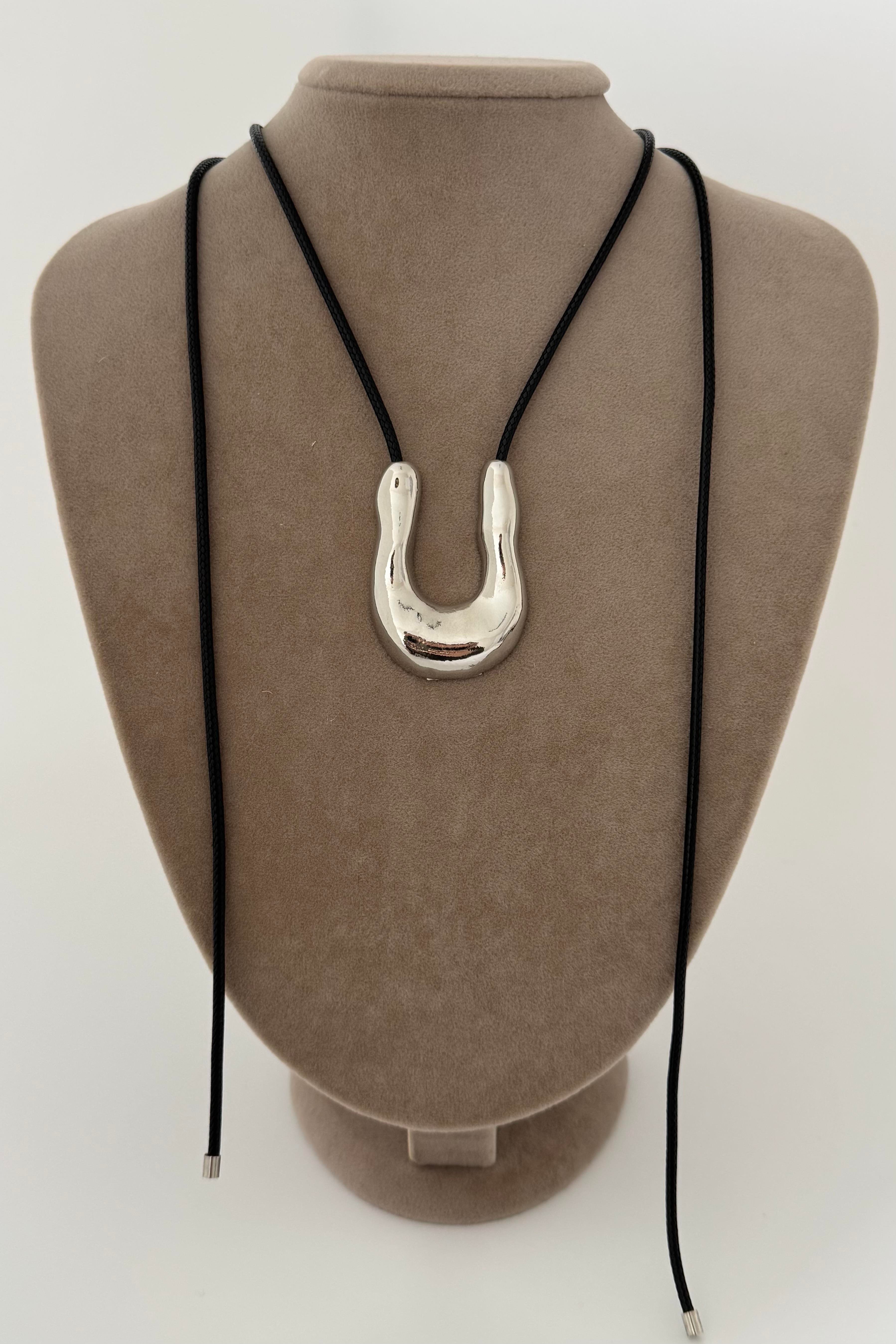 Metal Plaka Model Silver İp Kolye