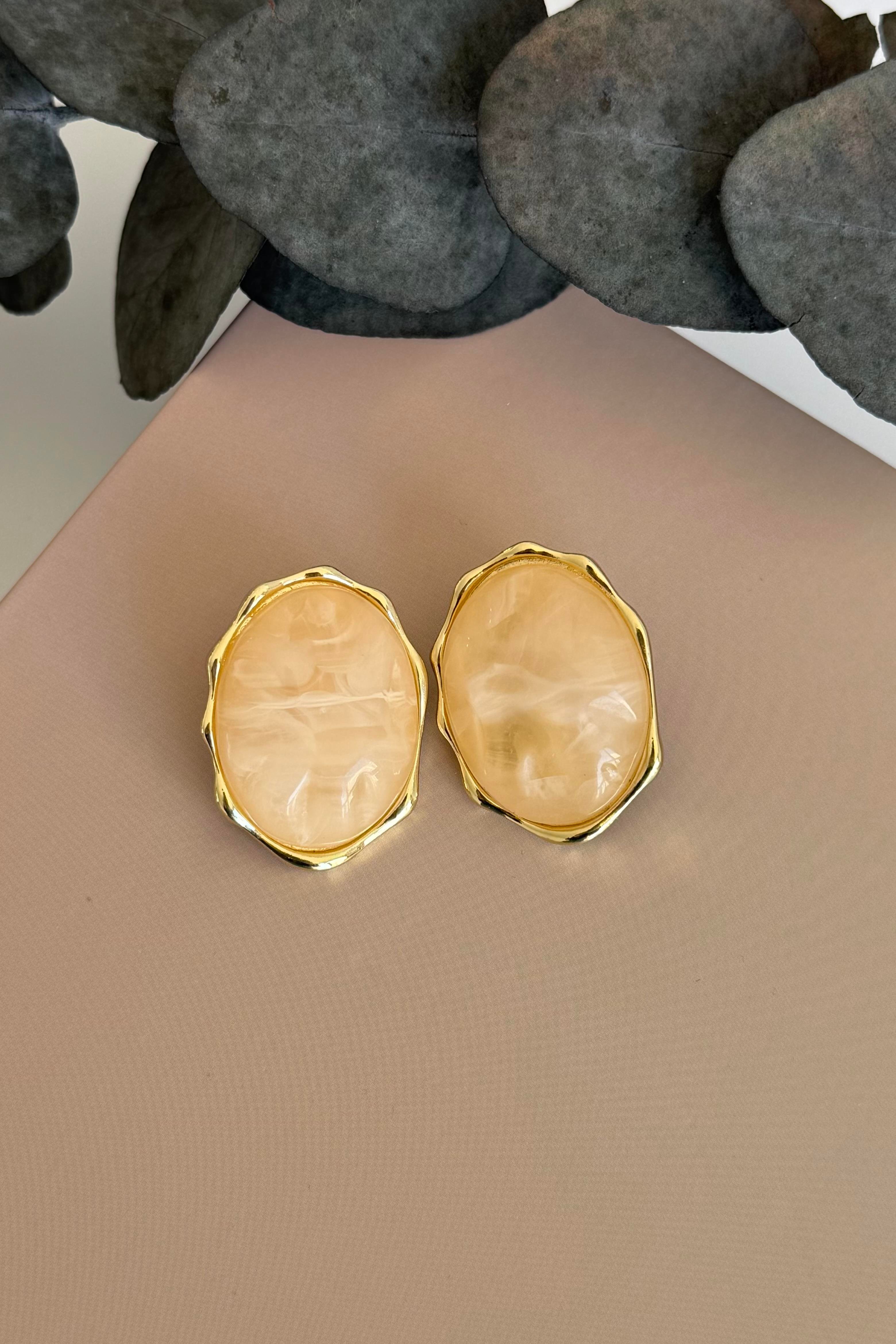 Oval Beyaz Küpe
