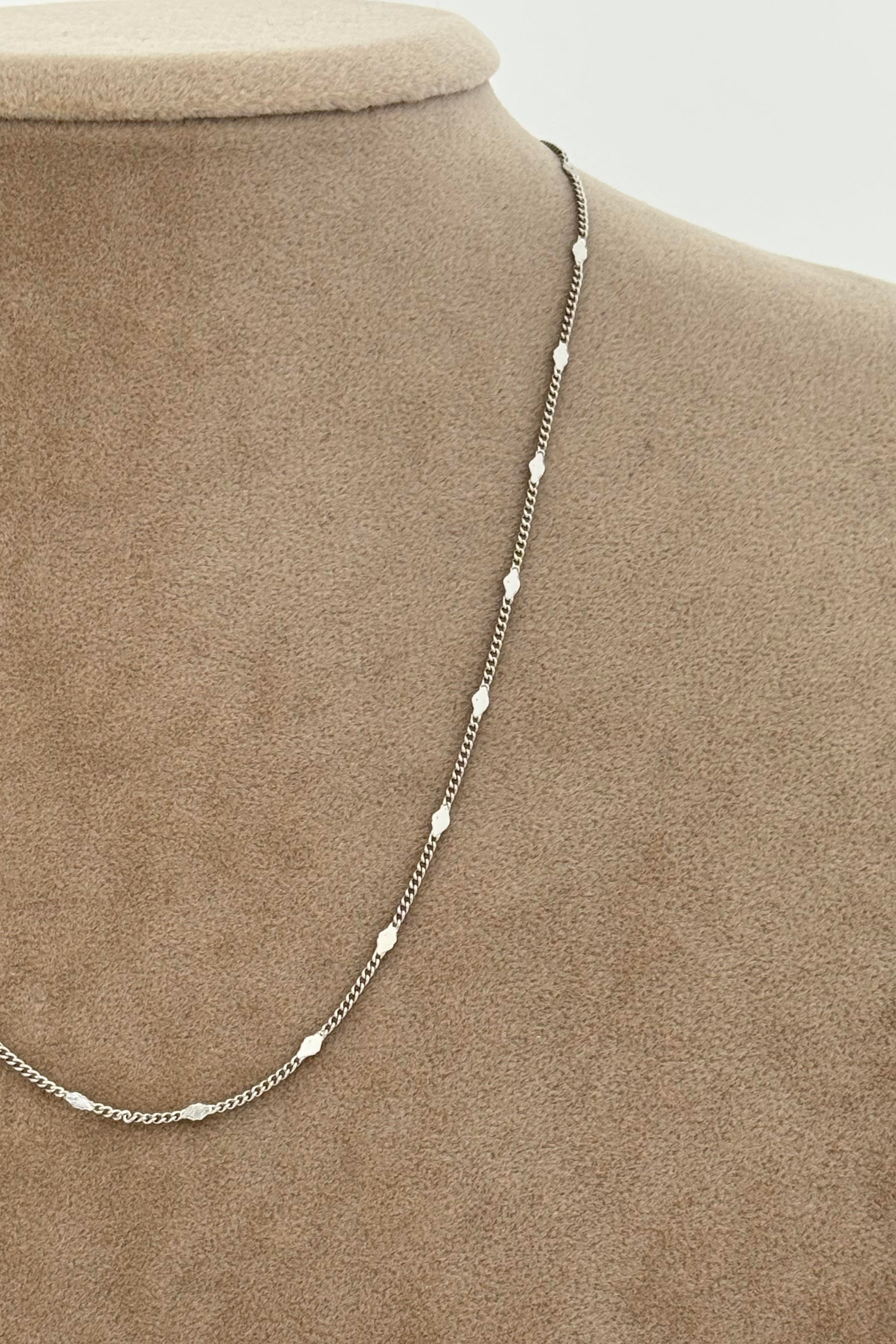 Pul Motifli Silver İnce Zincir Vip Seri Kolye 