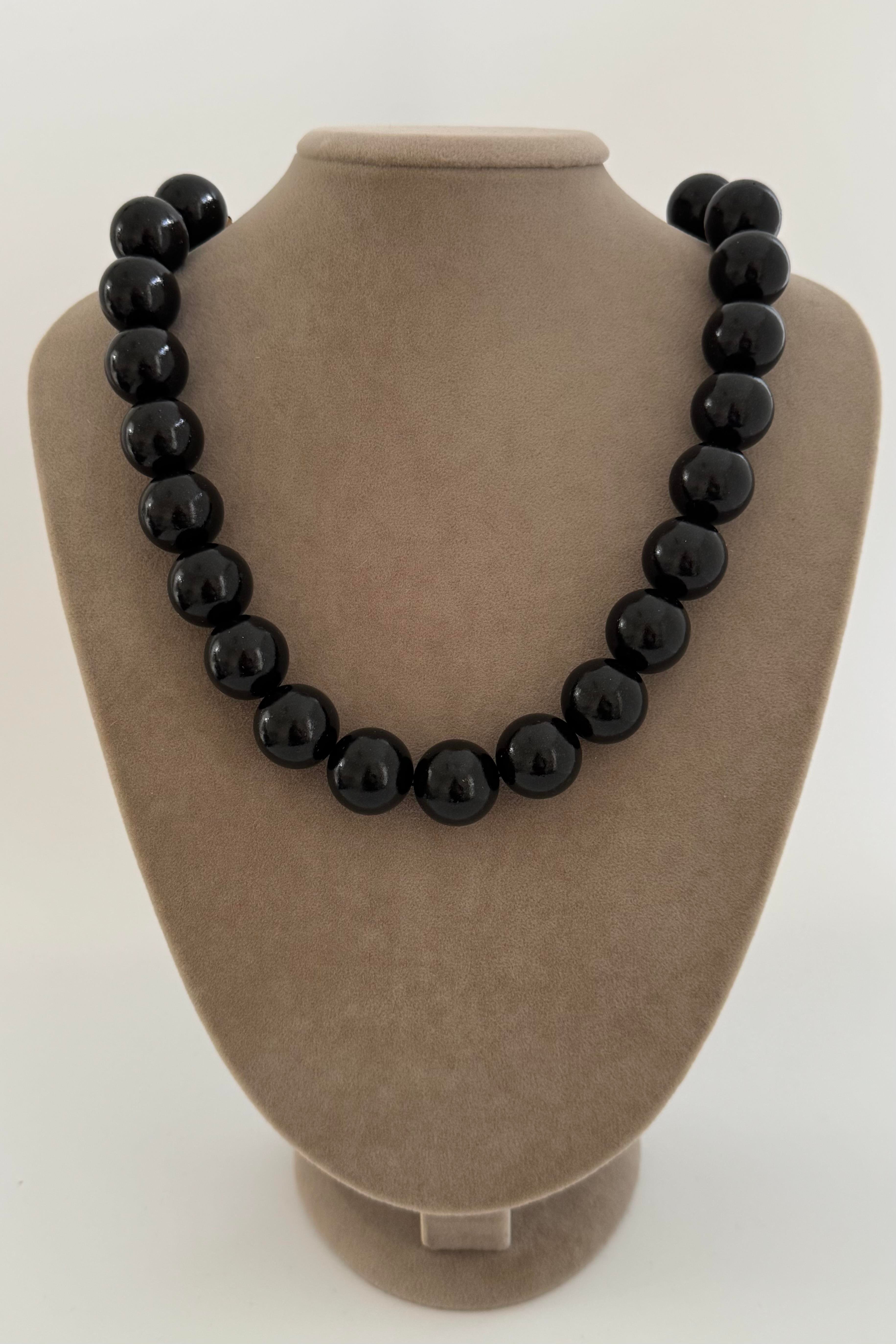 Siyah Top Detaylı Kolye