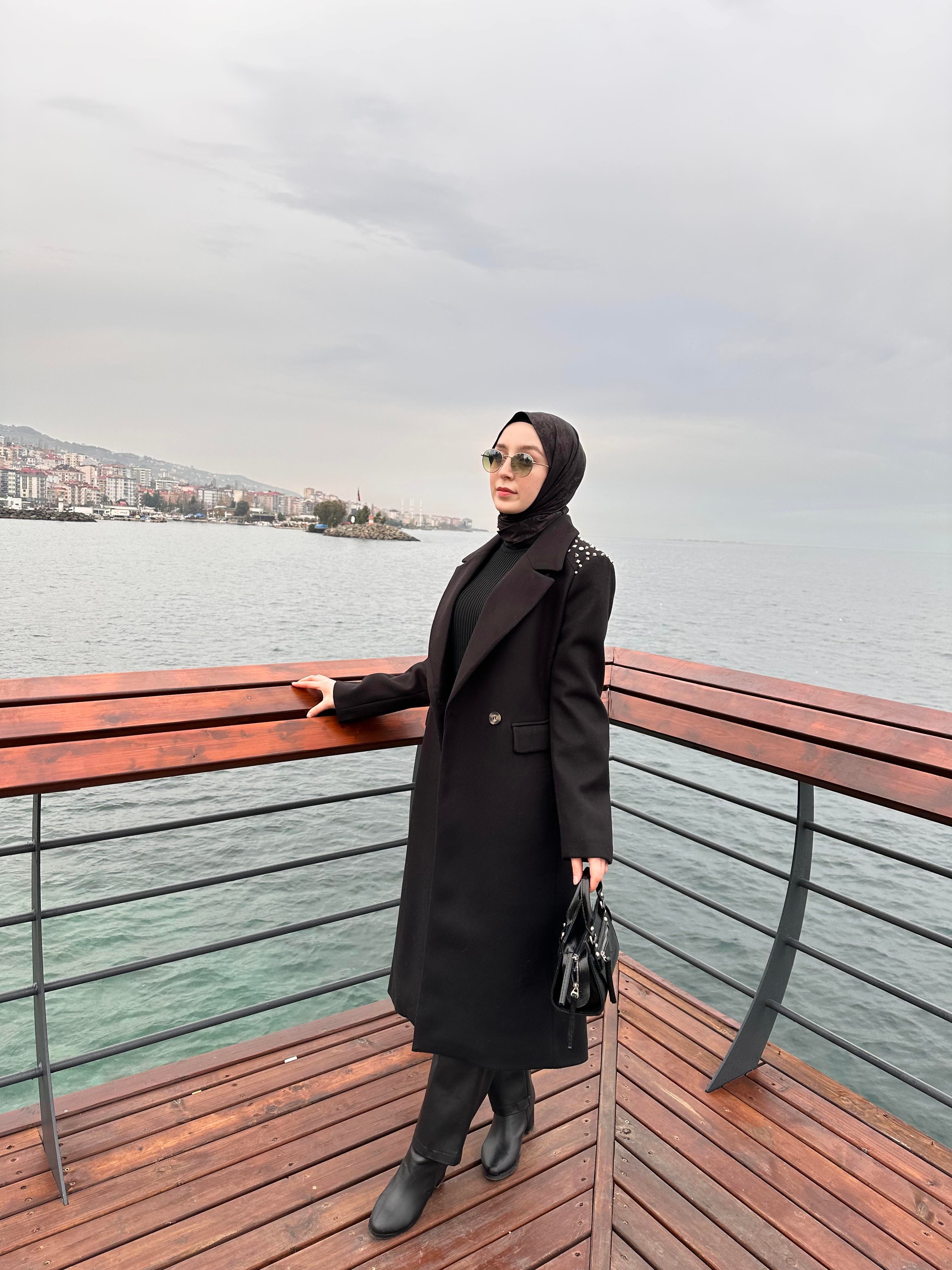Siyah Zımba Detaylı Kaban