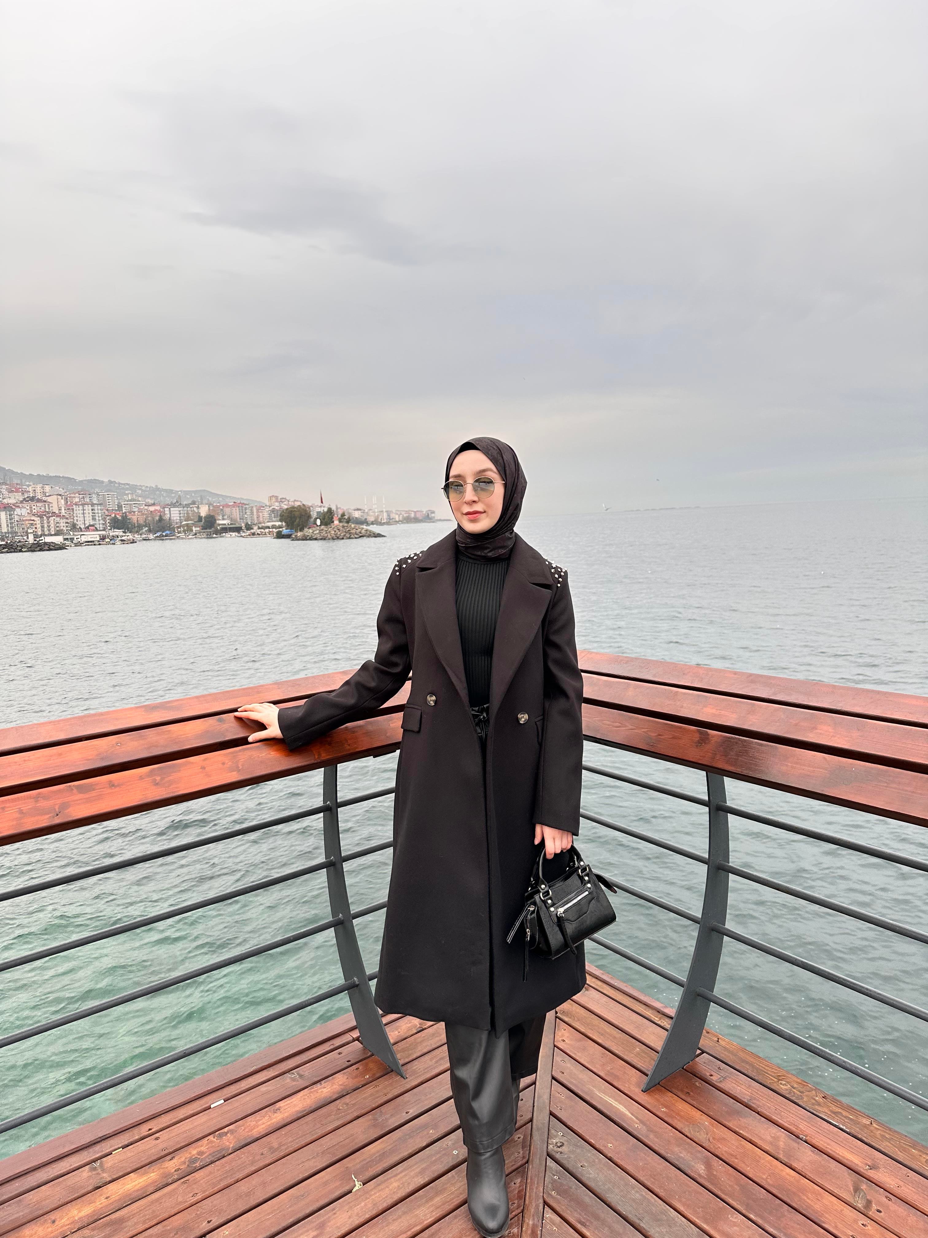 Siyah Zımba Detaylı Kaban