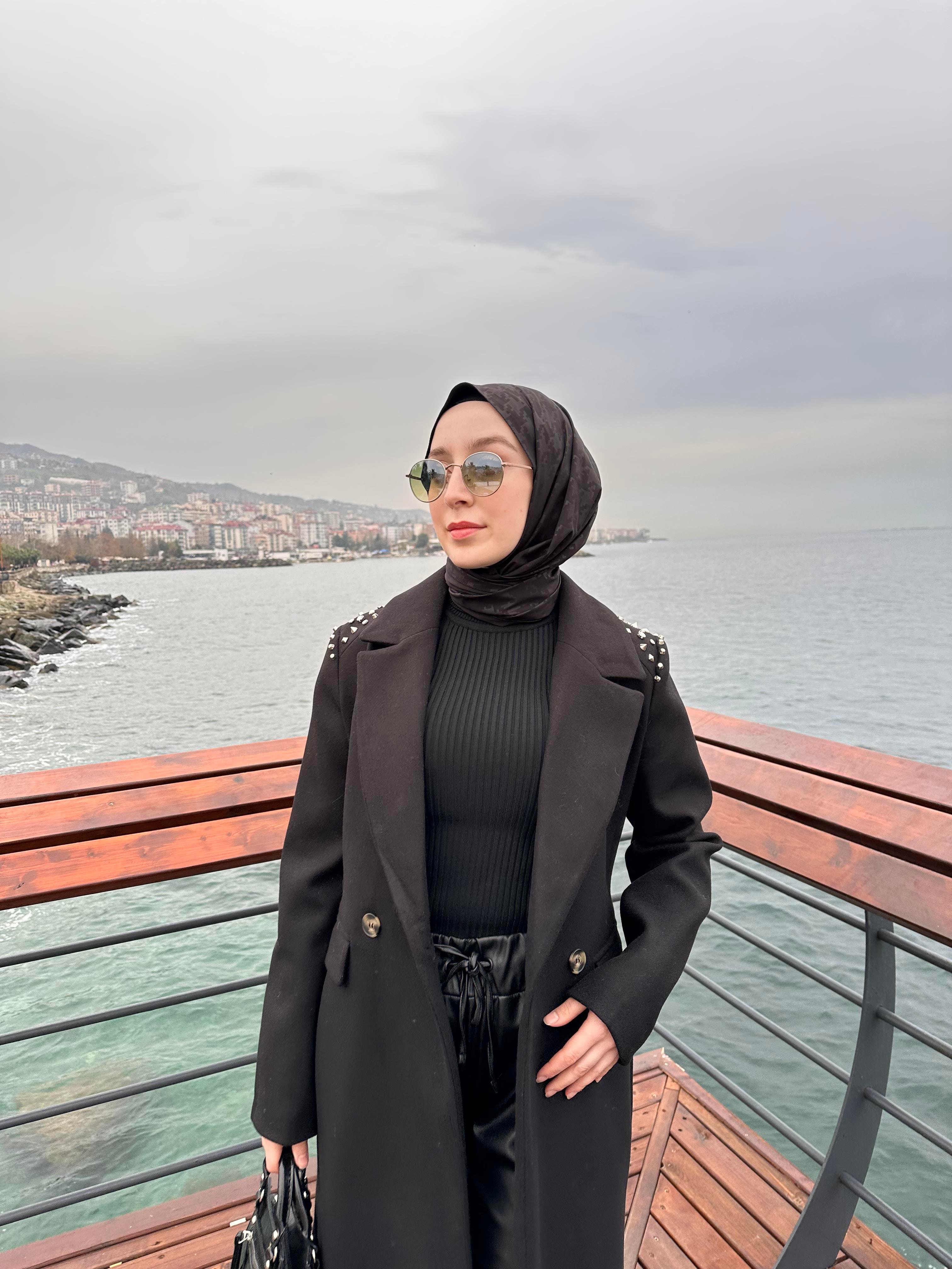 Siyah Zımba Detaylı Kaban