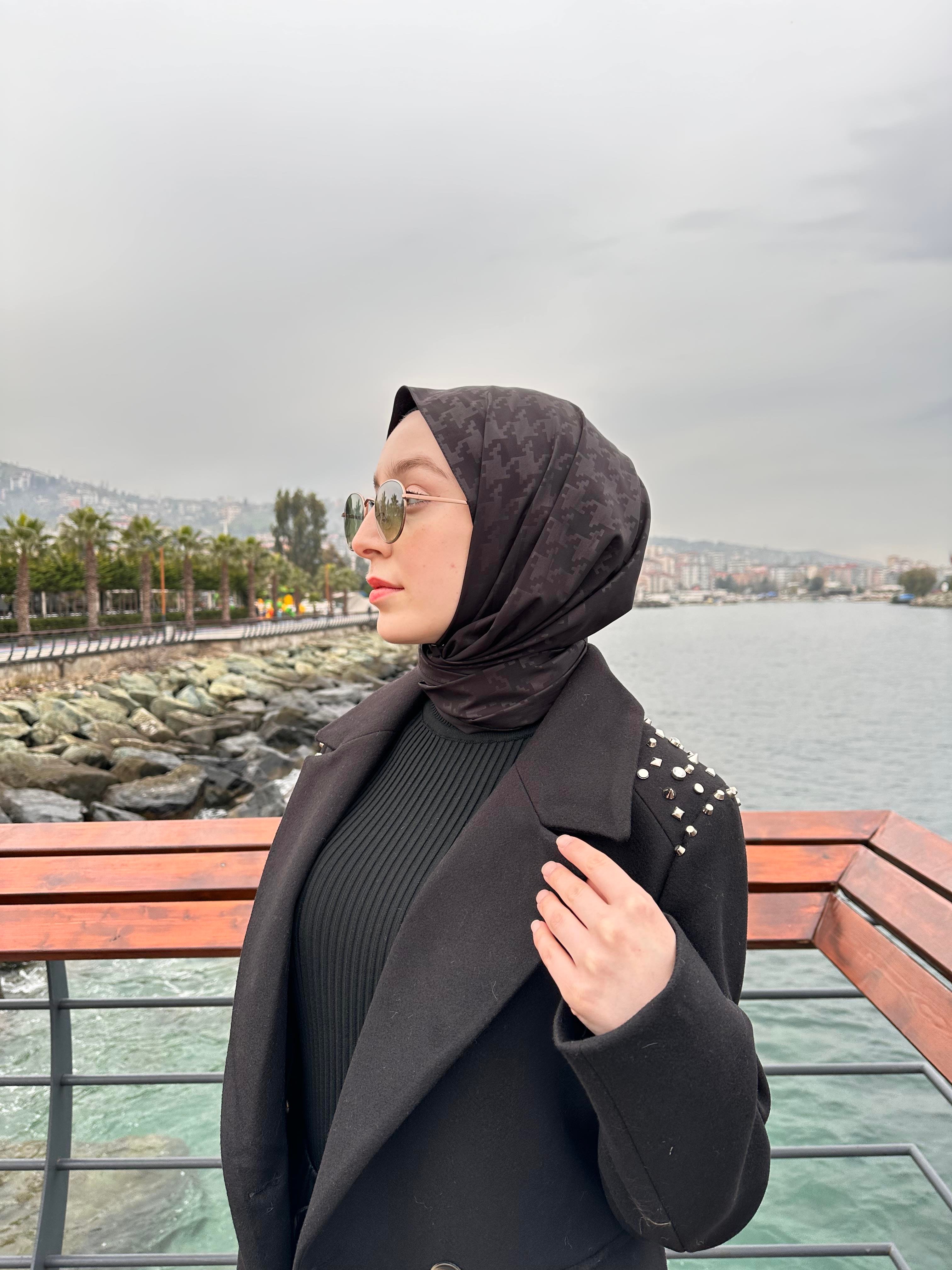 Siyah Zımba Detaylı Kaban