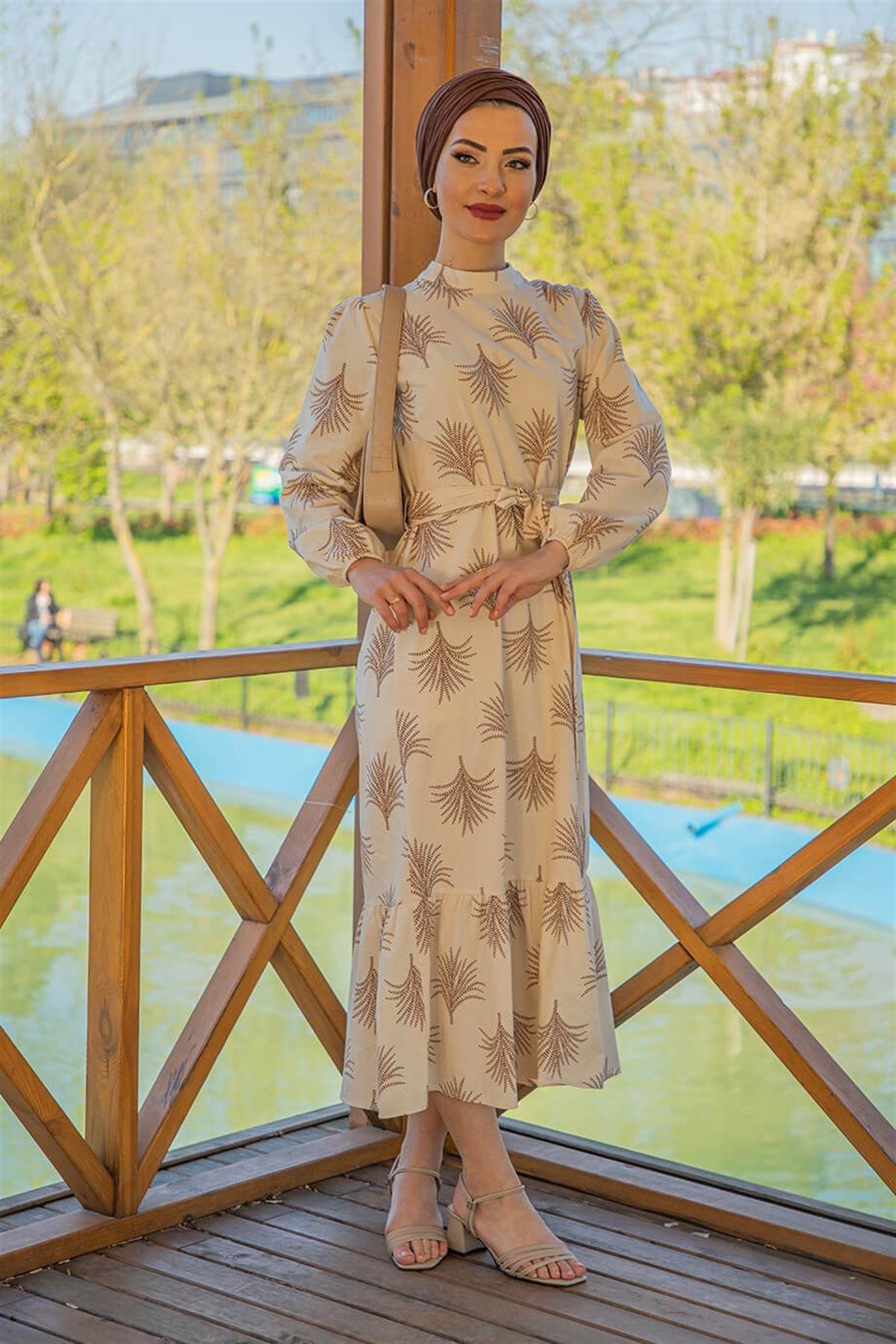 Keten Desenli Önden Bağlamalı Uzun Elbise-Kahverengi