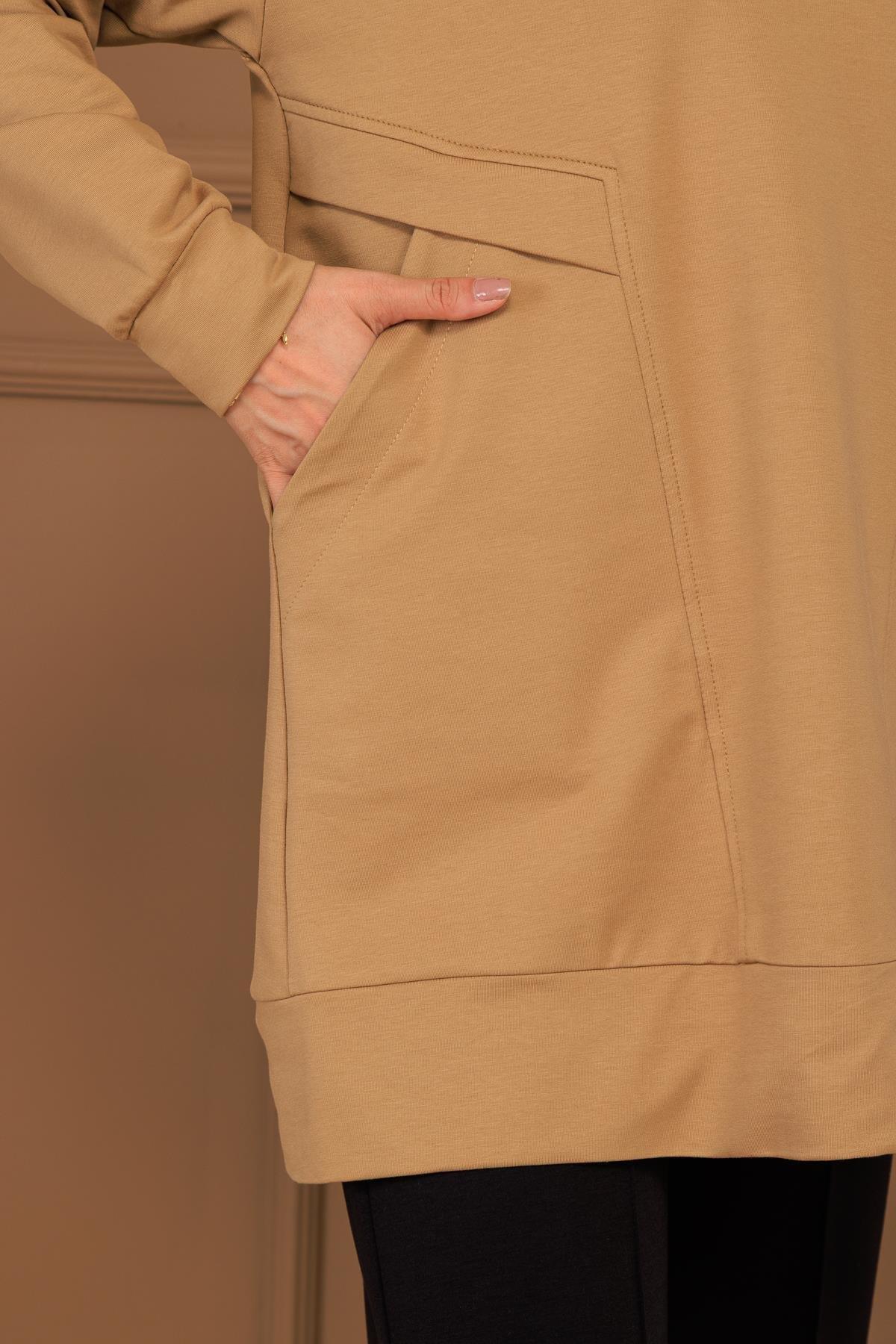 Dik Yaka Cepli Yazılı Sweat - Camel