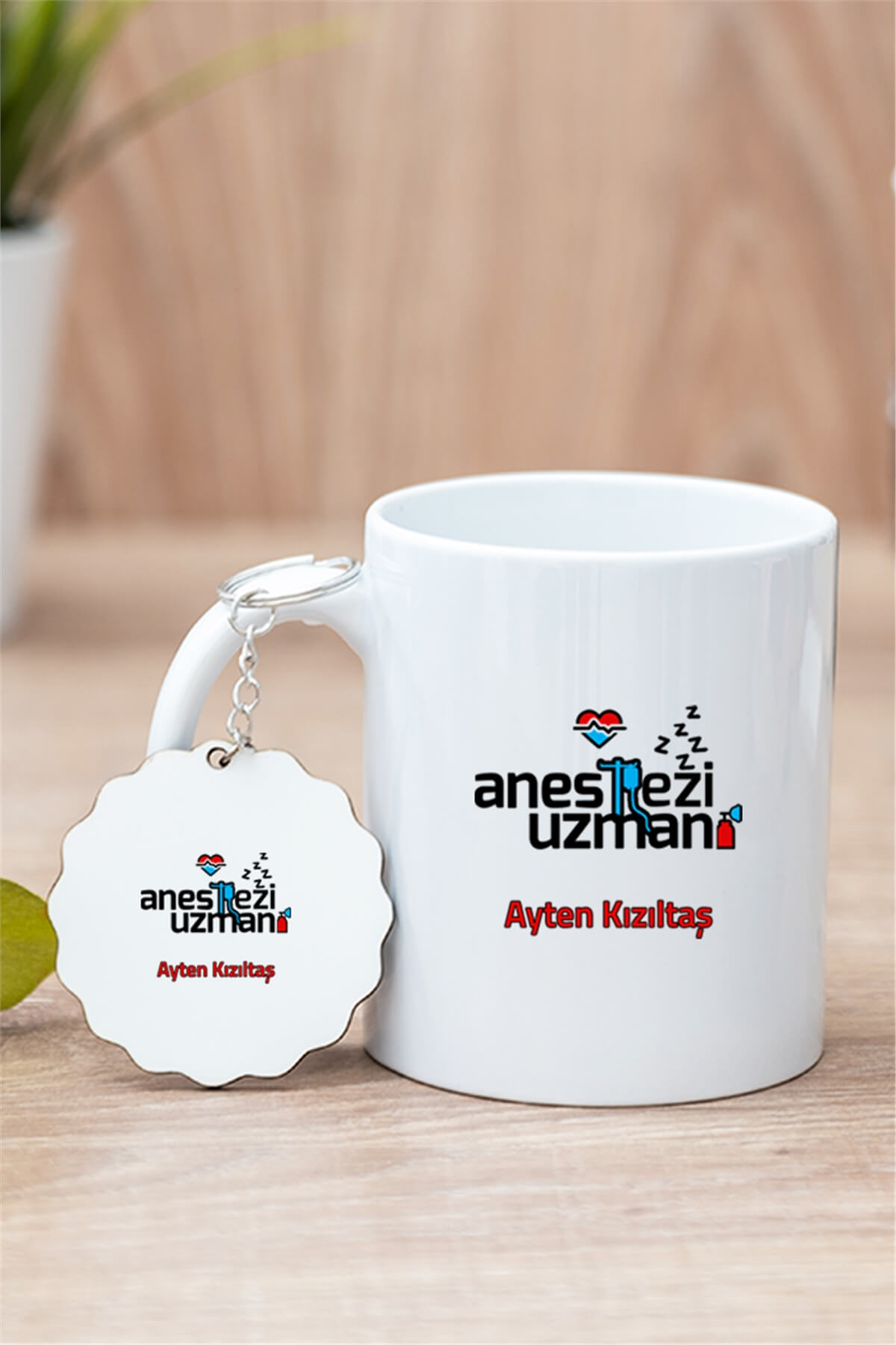 Anestezi Uzmanı Beyaz Kupa Bardak ve Ahşap Anahtarlık