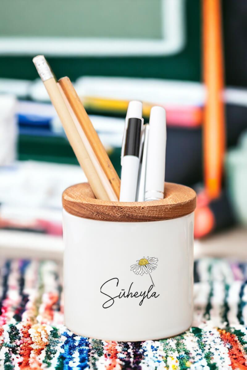 Anneler Günü Hediyesi Papatya Tasarımlı İsimli Ahşap Kapaklı Kalemlik