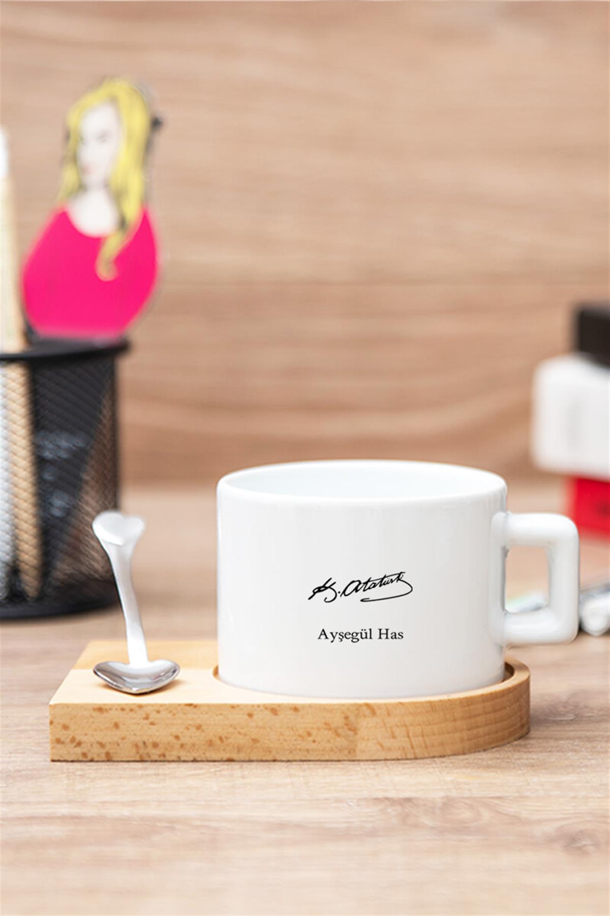 Atatürk Temalı Hediye İsme Özel Ahşap Altlıklı Fincan ve Kalemlik