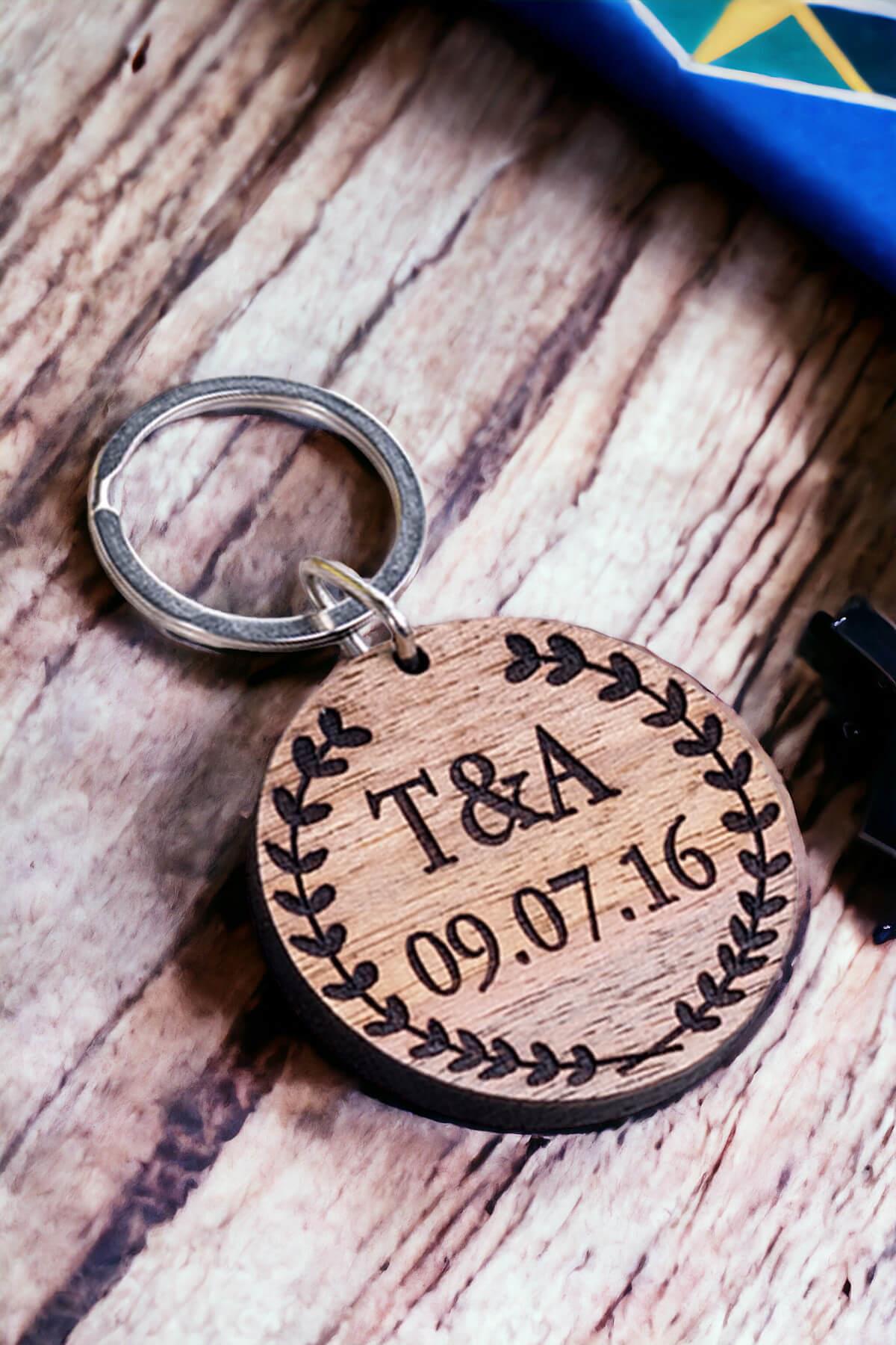 Sevgiliye Yıldönümü Hediyesi Baş Harf ve Tarihli Ahşap Anahtarlık