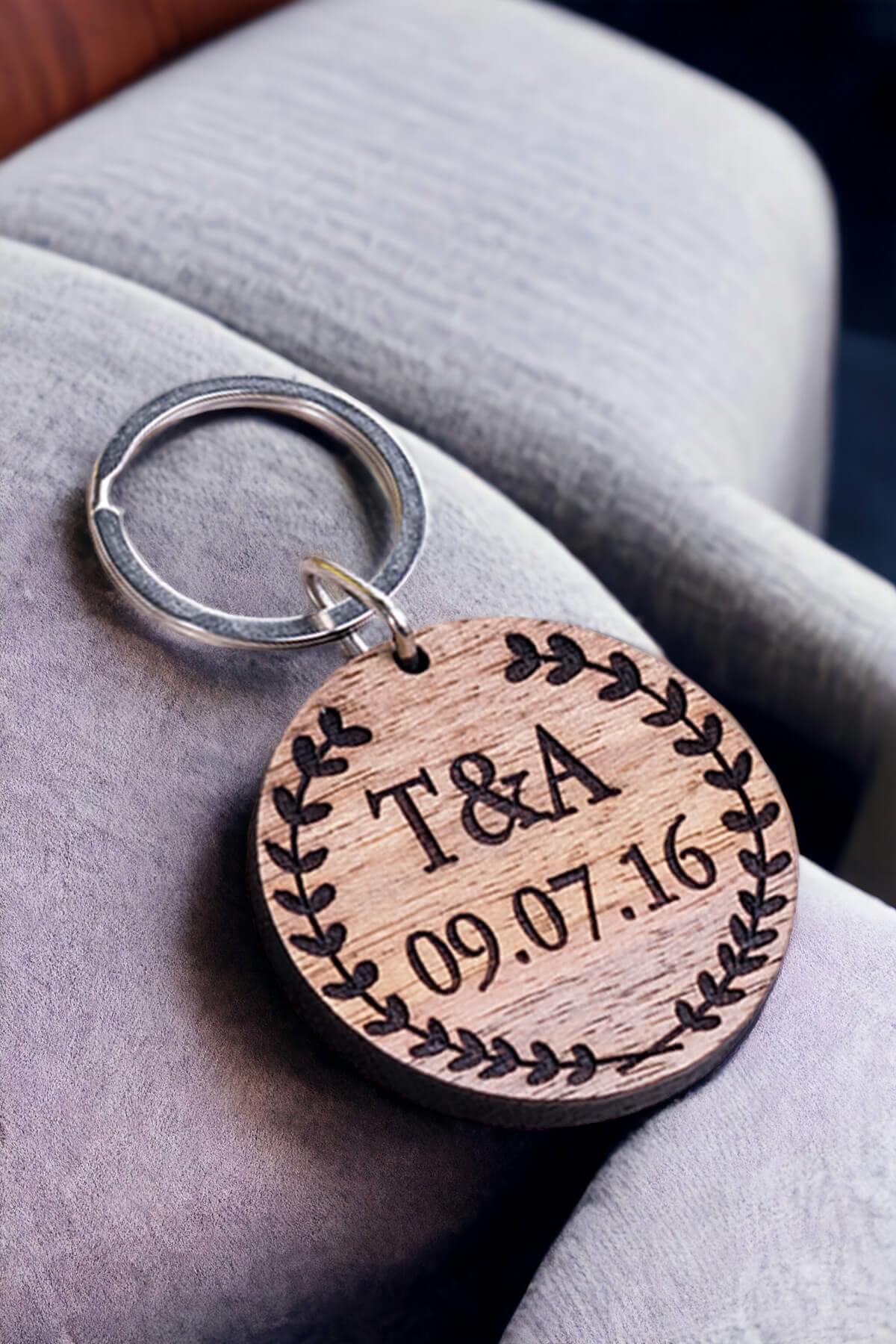 Sevgiliye Yıldönümü Hediyesi Baş Harf ve Tarihli Ahşap Anahtarlık