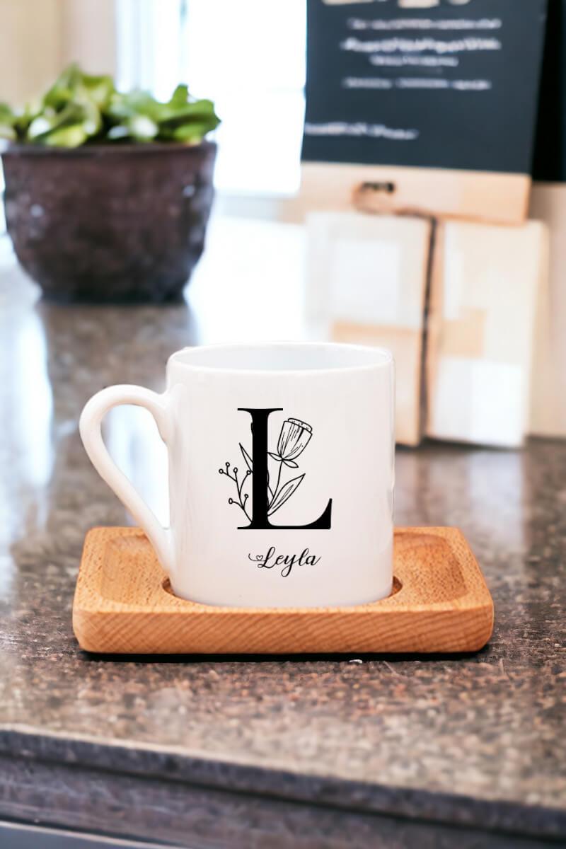 Baş Harfli Çiçek Tasarım Ahşap Altlıklı Türk Kahvesi Fincanı