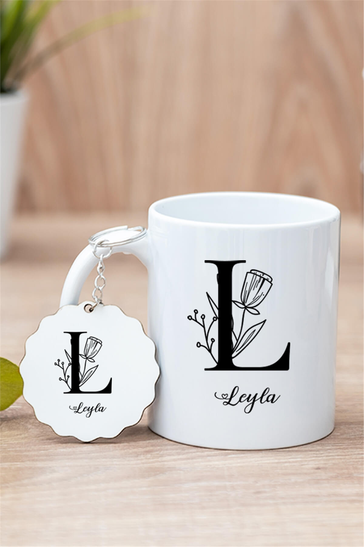 Baş Harfli Çiçek Tasarım Beyaz Kupa Bardak ve Ahşap Anahtarlık