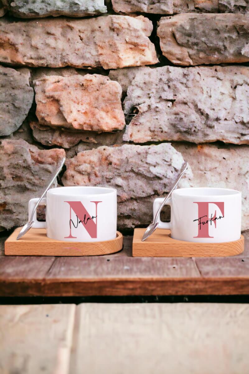 Baş Harfli Üzeri İsim Yazılı Ahşap Altlıklı İkili Fincan