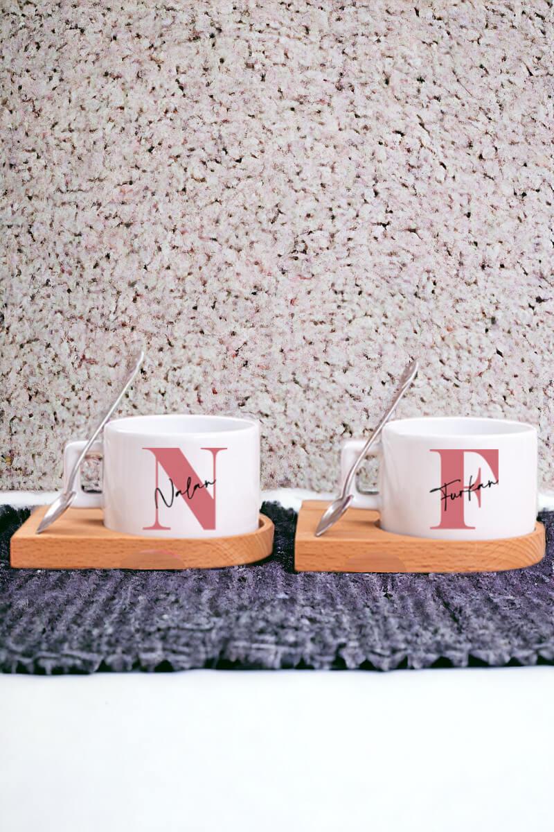 Baş Harfli Üzeri İsim Yazılı Ahşap Altlıklı İkili Fincan