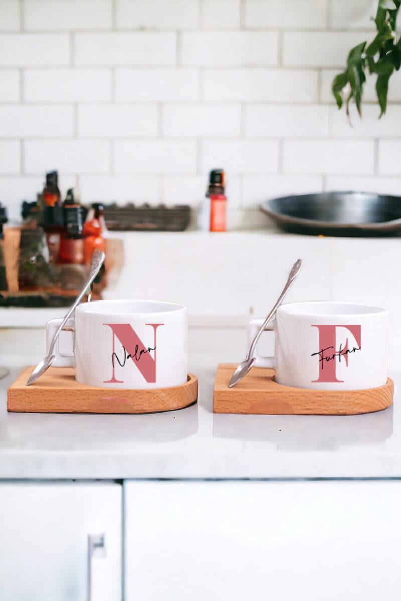 Baş Harfli Üzeri İsim Yazılı Ahşap Altlıklı İkili Fincan