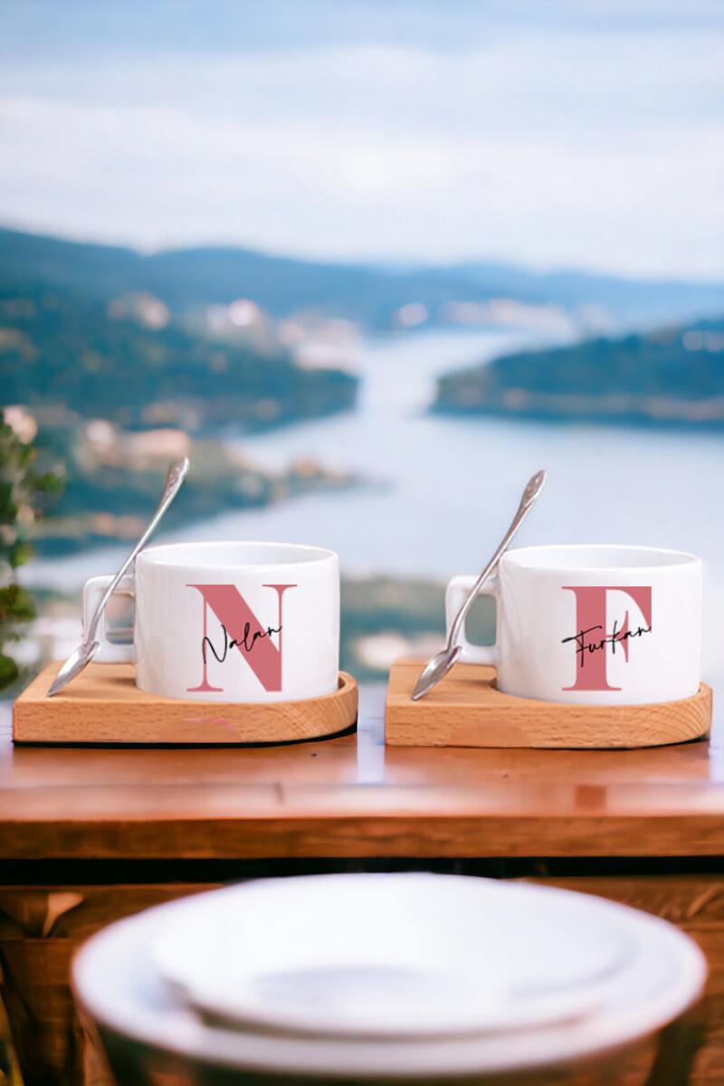 Baş Harfli Üzeri İsim Yazılı Ahşap Altlıklı İkili Fincan