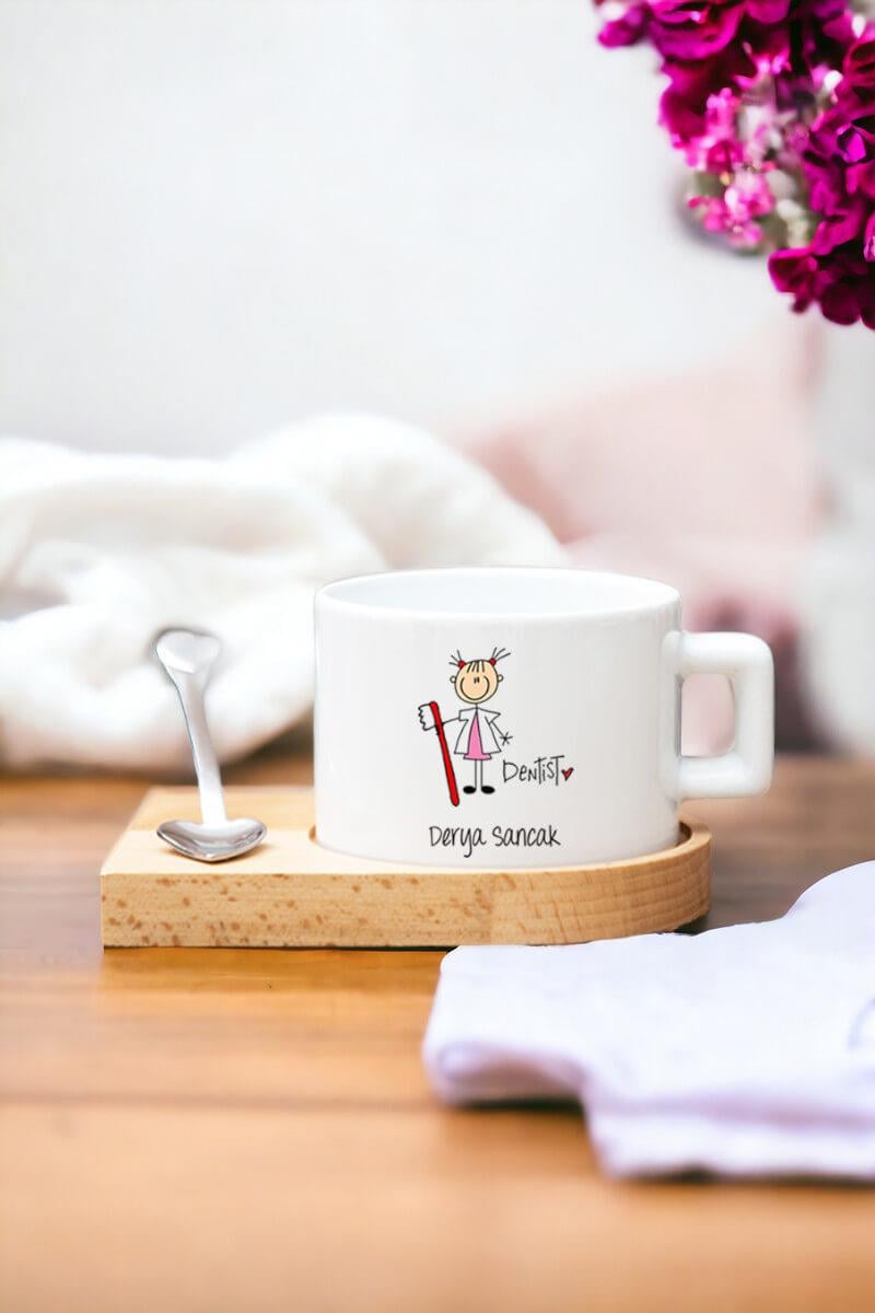 Bayan Diş Doktoruna Hediye Karikatürlü Kalp Kaşıklı Ahşap Altlıklı Fincan