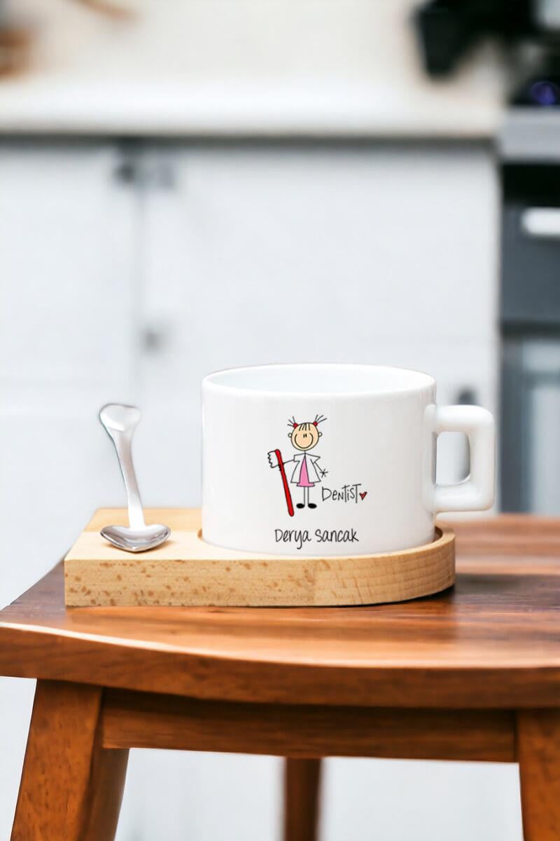 Bayan Diş Doktoruna Hediye Karikatürlü Kalp Kaşıklı Ahşap Altlıklı Fincan