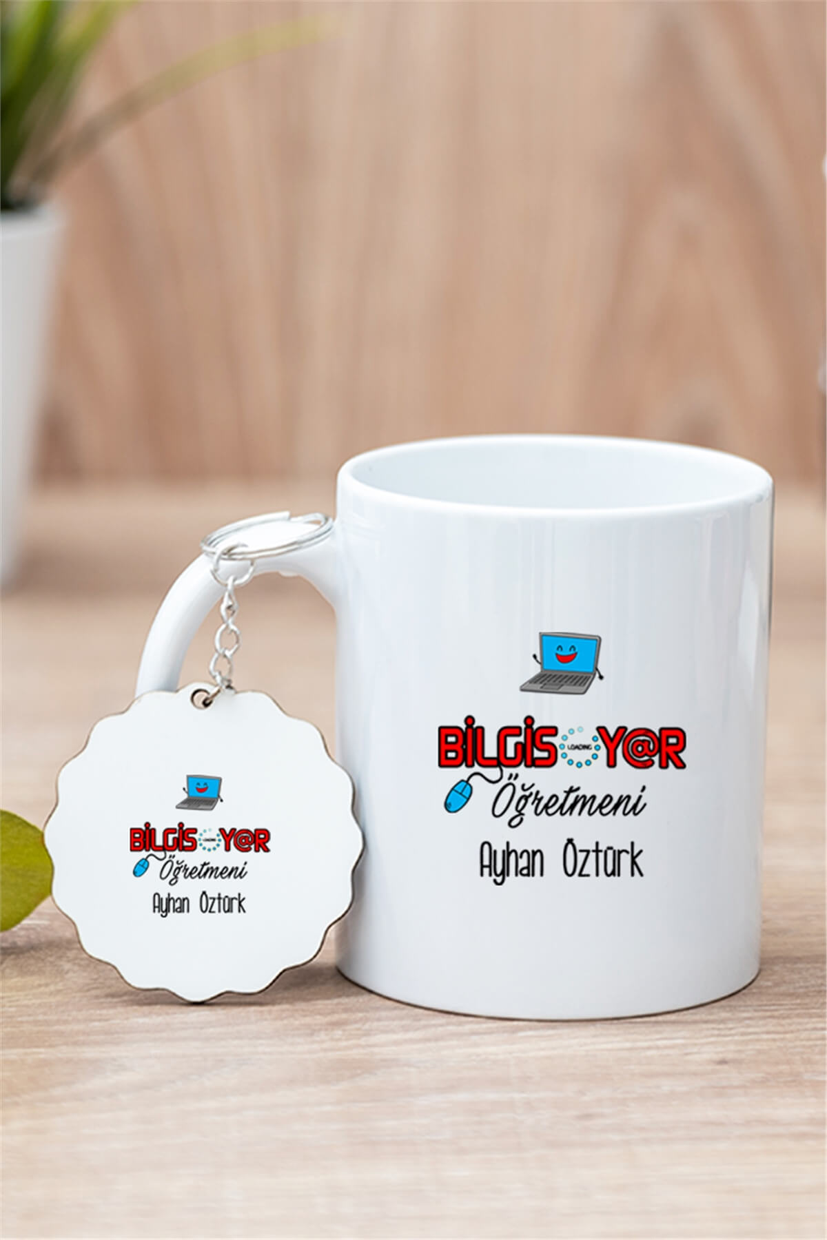 Bilgisayar Öğretmeni Beyaz Kupa Bardak ve Ahşap Anahtarlık
