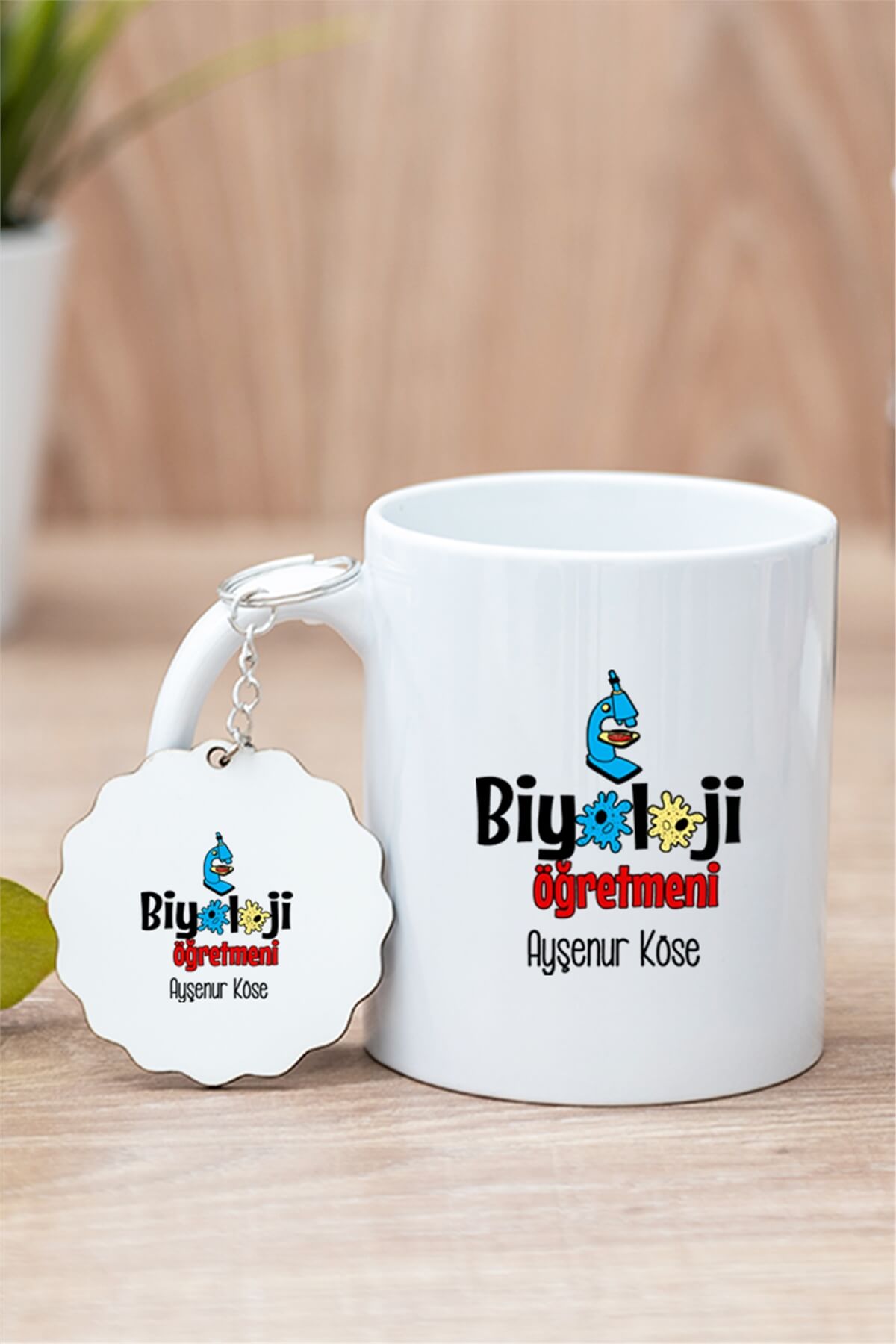 Biyoloji Öğretmeni Beyaz Kupa Bardak ve Ahşap Anahtarlık