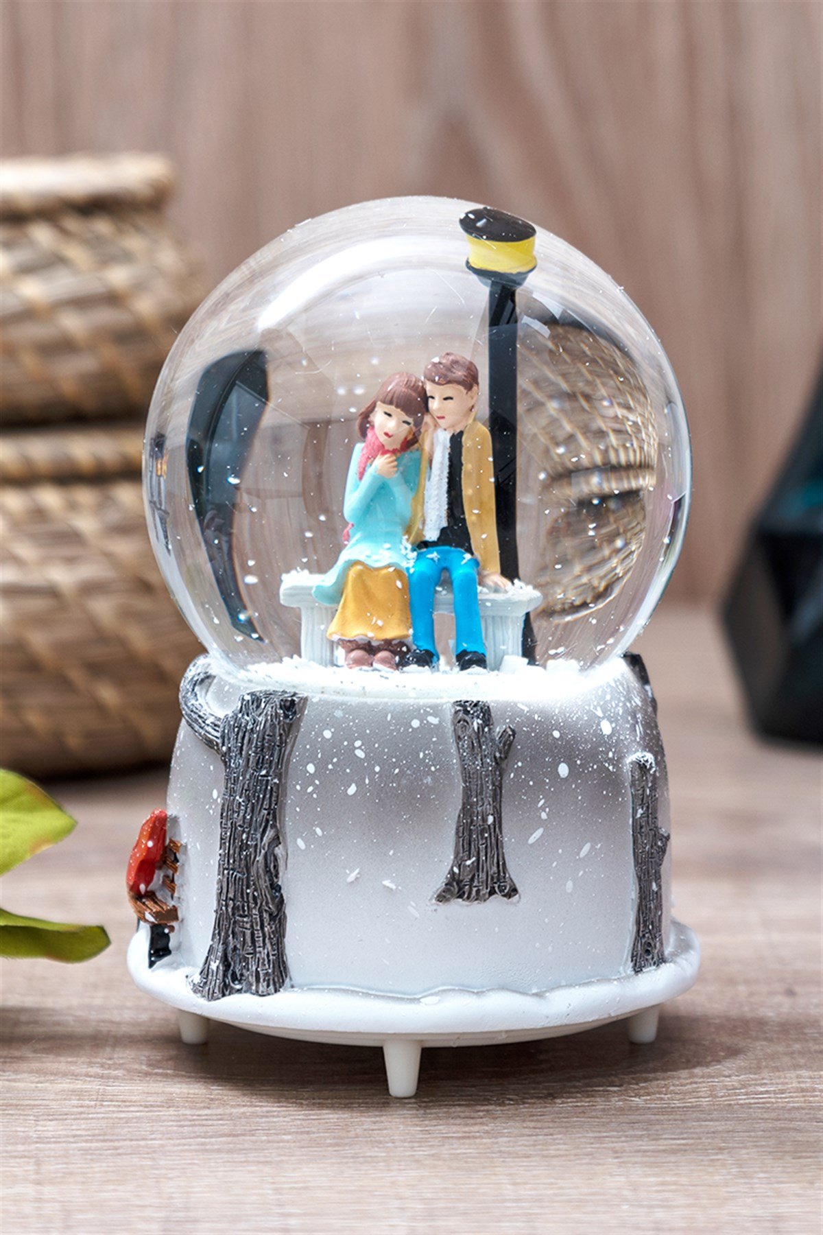 Çiftlere Özel Hediye Bankta Oturan Kar Küresi