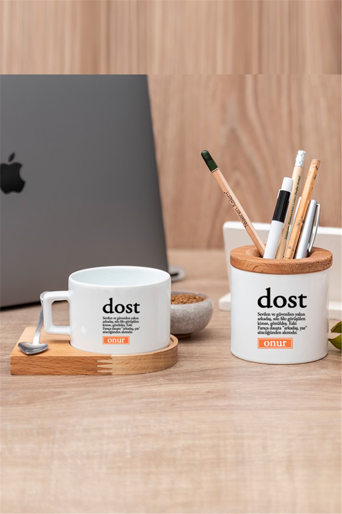 Yakın Arkadaşa Ofis Hediyesi Dost Kelime Anlamı Ahşap Altlıklı Fincan ve Kalemlik