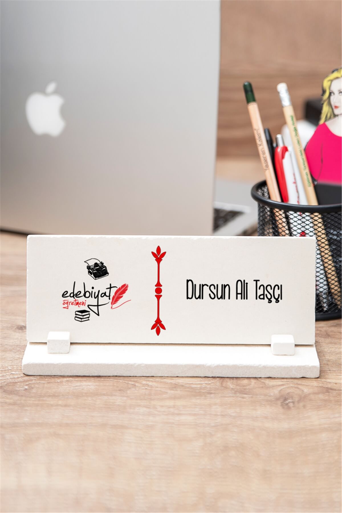 Edebiyat Öğretmeni Taş Masa İsimliği