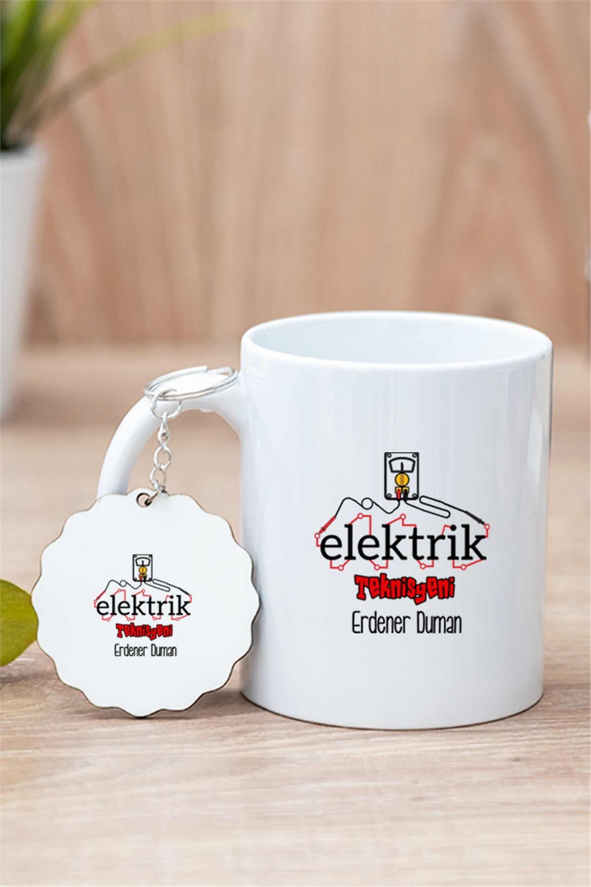 Elektrik Teknisyeni Beyaz Kupa Bardak ve Ahşap Anahtarlık