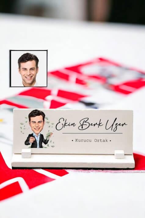 Erkeğe Terfi Hediyesi Karikatürlü Masa İsimliği